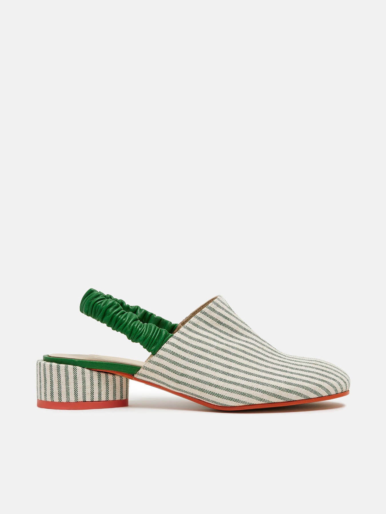 Zapato de mujer en piel con tacón bajo. Nakia