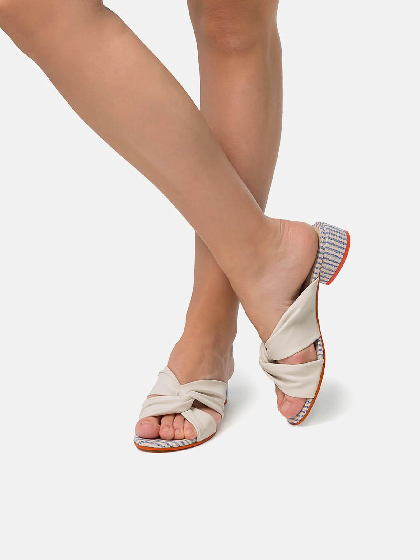 Sandalia de mujer en piel con tacón bajo. Nata - Image 4