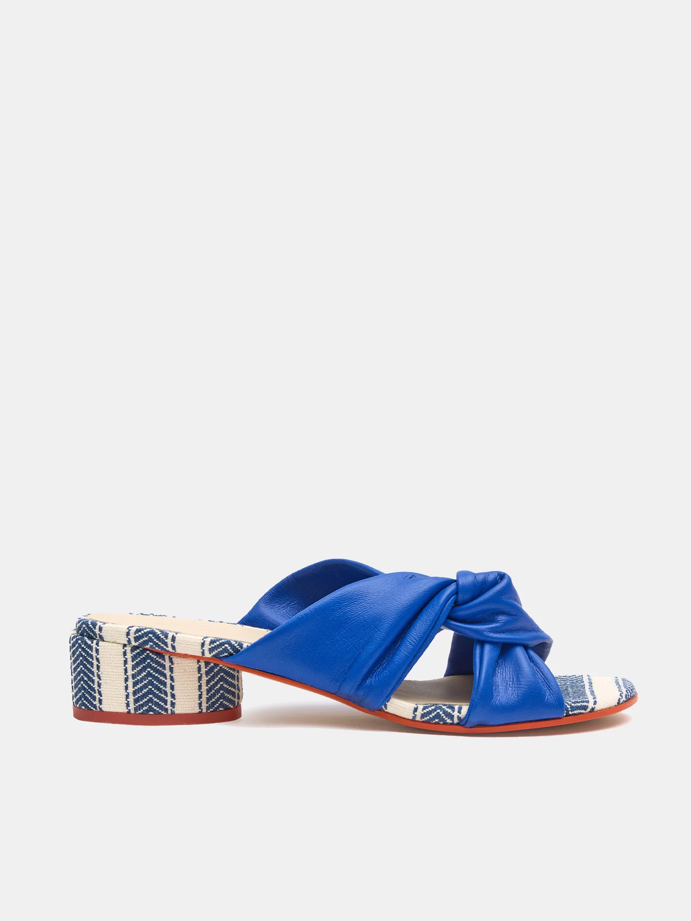 Sandalia de mujer en piel con tacón bajo. Navy