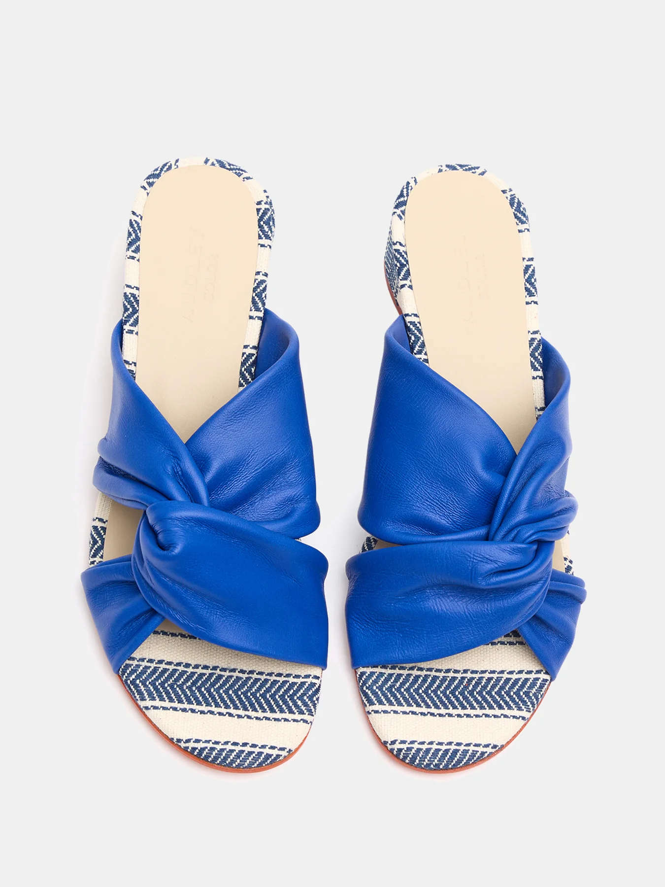 Sandalia de mujer en piel con tacón bajo. Navy - Image 3