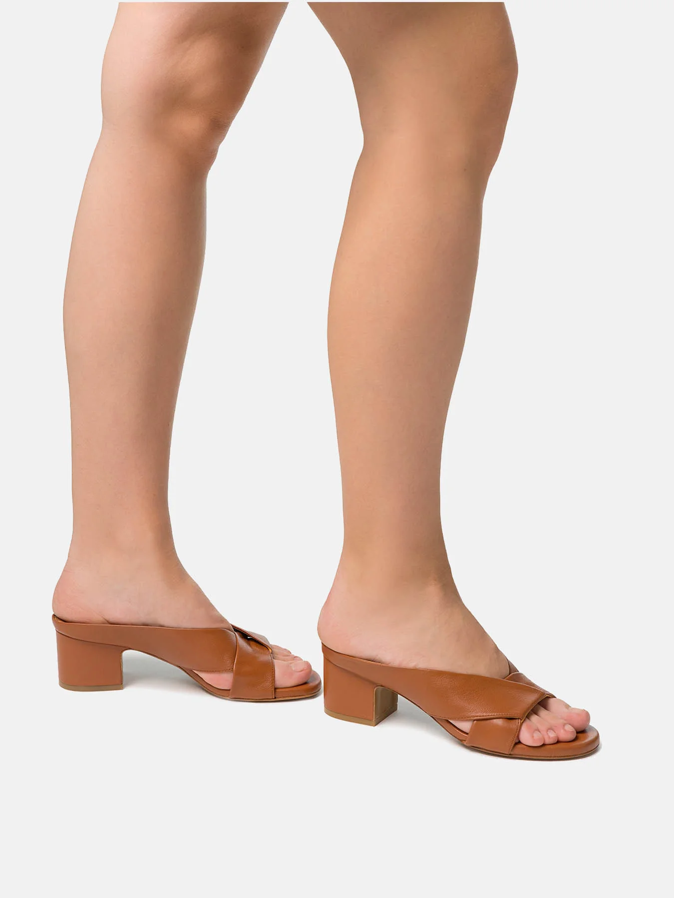 Sandalia de mujer en piel con tacón bajo. Naymi - Image 4