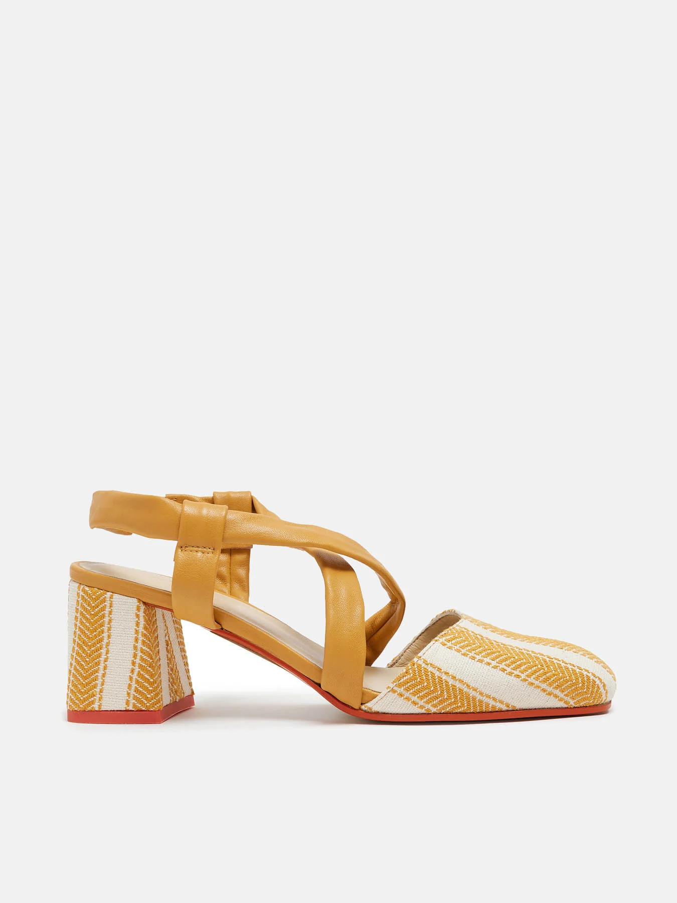 Zapato de mujer en piel con tacón medio. Nicasia
