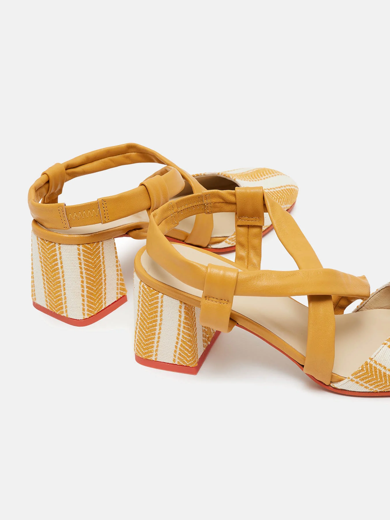 Zapato de mujer en piel con tacón medio. Nicasia - Image 3