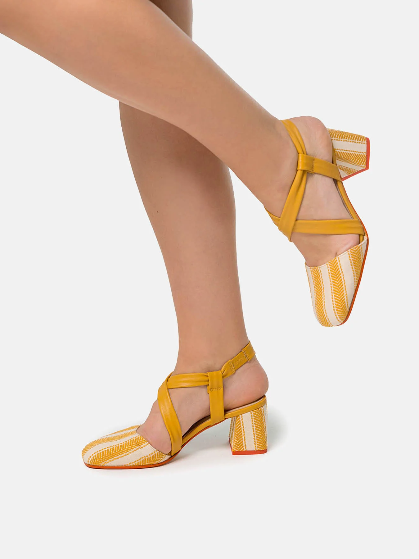 Zapato de mujer en piel con tacón medio. Nicasia - Image 4