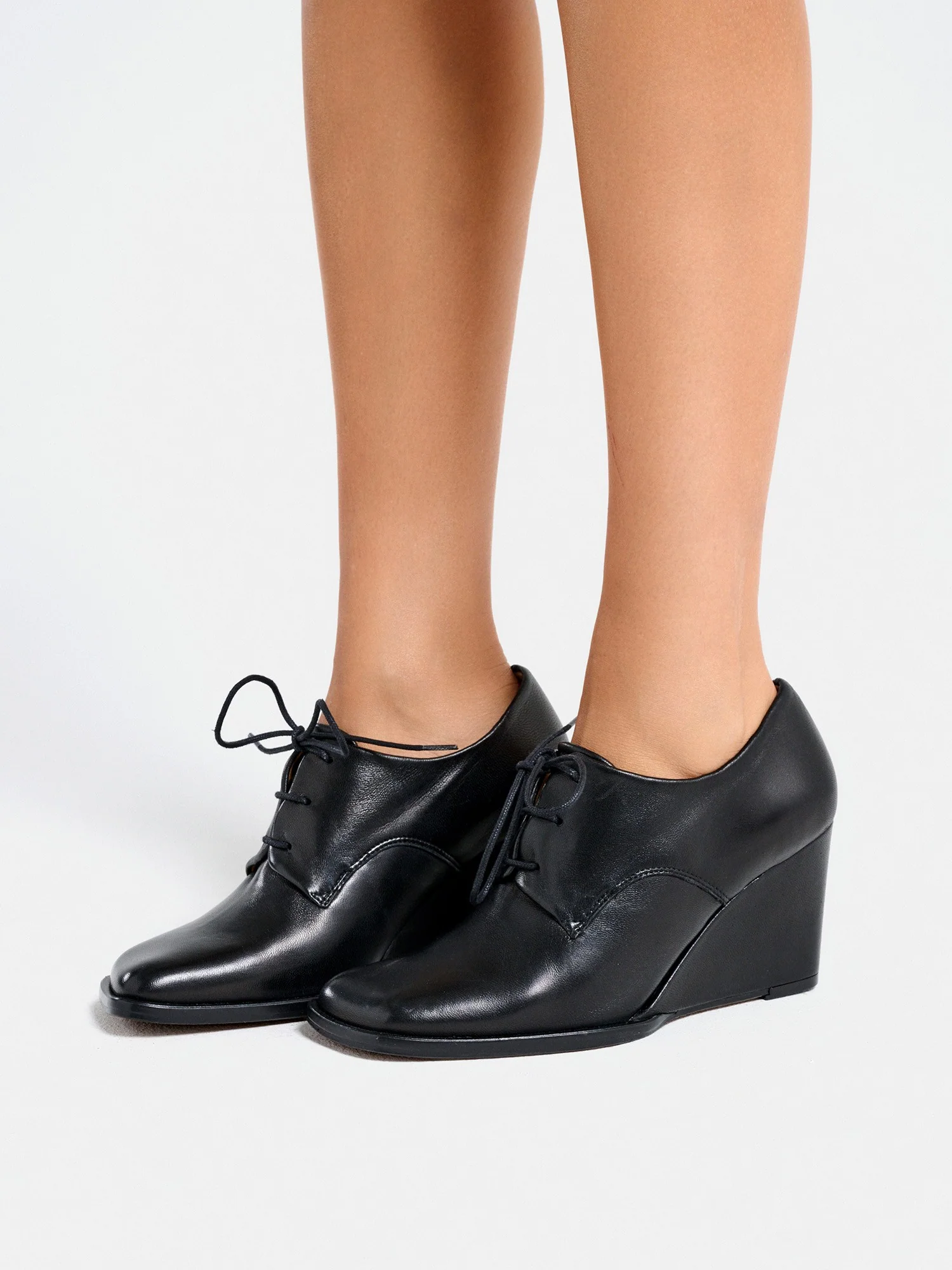 Zapato de mujer en piel con tacón alto. Magda