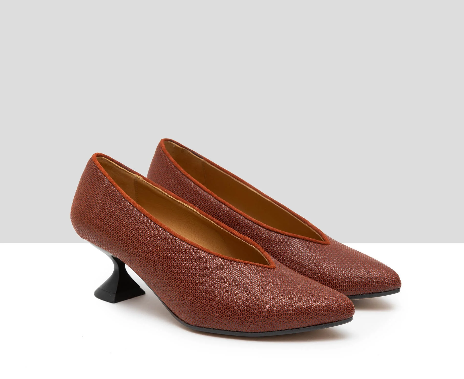 Zapato de mujer en piel con tacón bajo. Gilda - Image 3