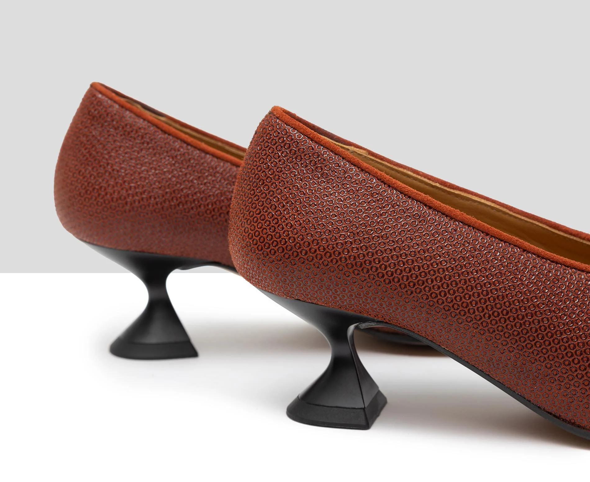 Zapato de mujer en piel con tacón bajo. Gilda - Image 4