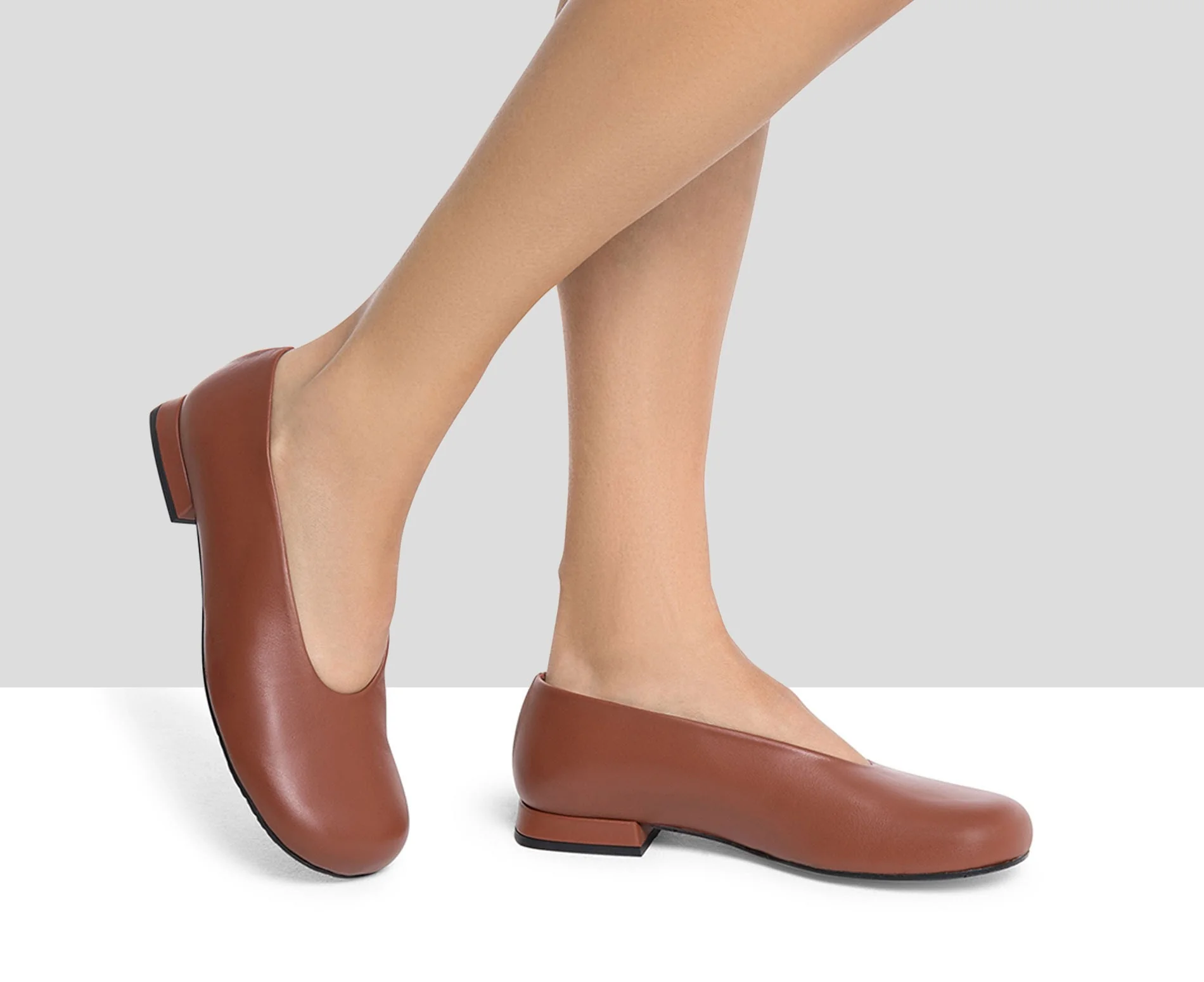 Zapato de mujer en piel con tacón bajo. Iberia