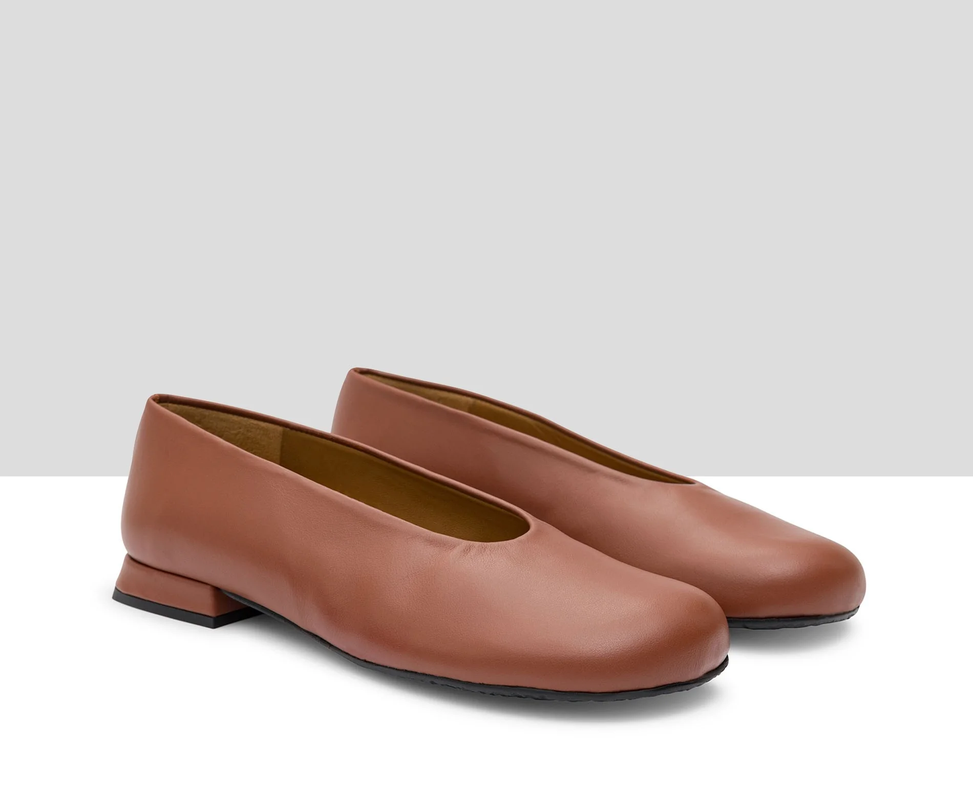 Zapato de mujer en piel con tacón bajo. Iberia - Image 3