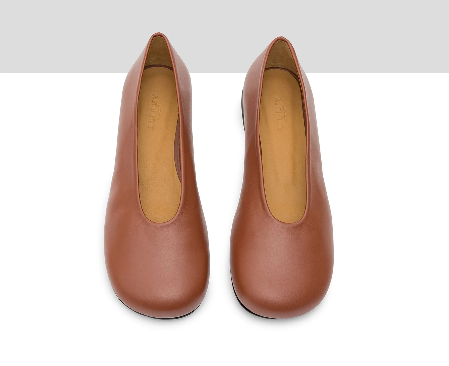 Zapato de mujer en piel con tacón bajo. Iberia - Image 4