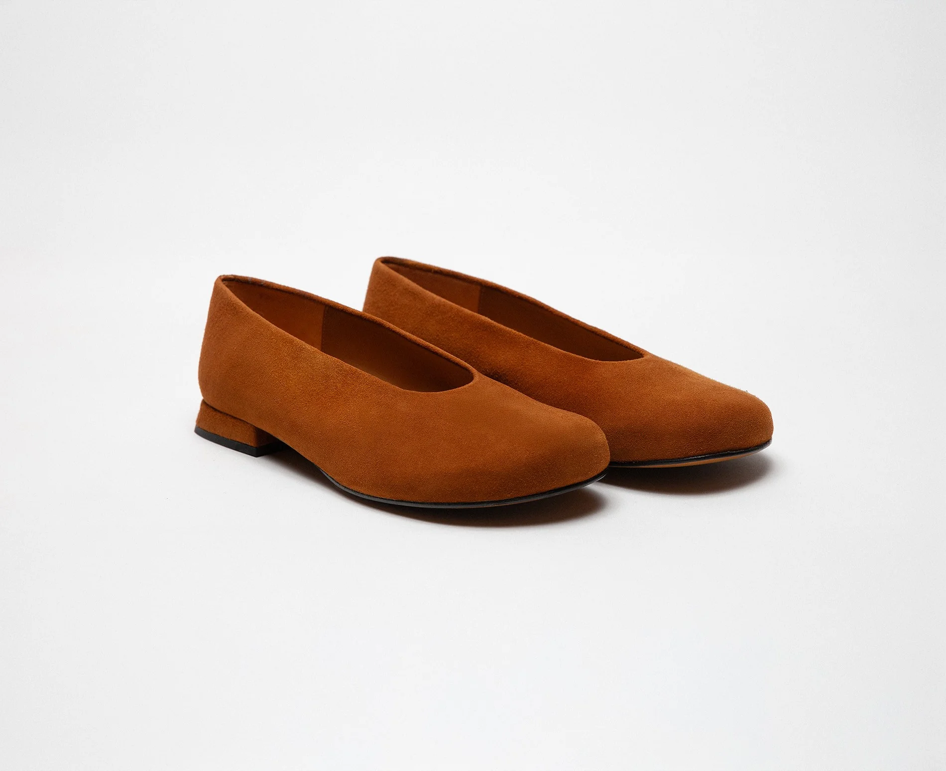 Zapato de mujer en piel con tacón bajo. Kali