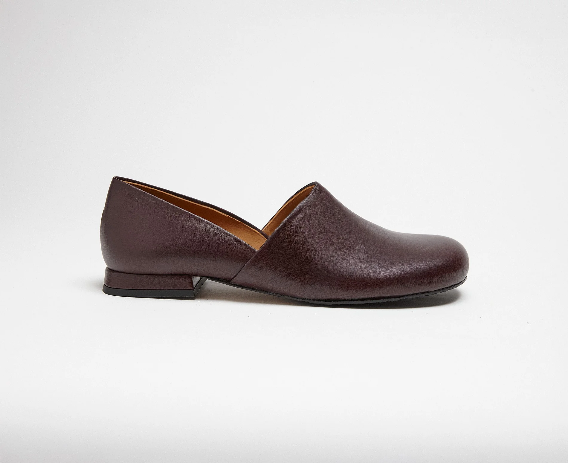 Zapato de mujer en piel con tacón bajo. Karina - Image 3