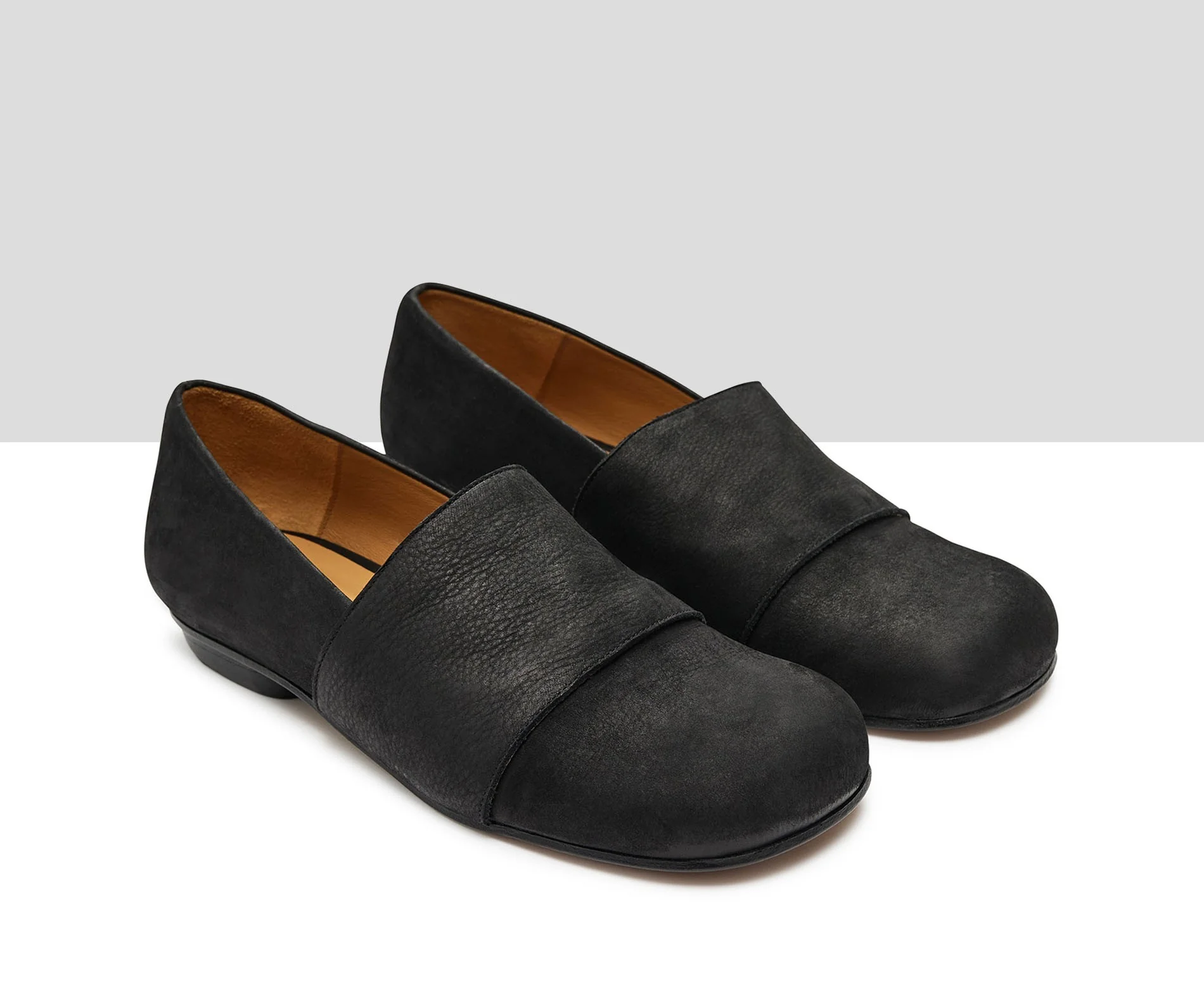 Zapato de mujer en piel con tacón bajo. Kemi