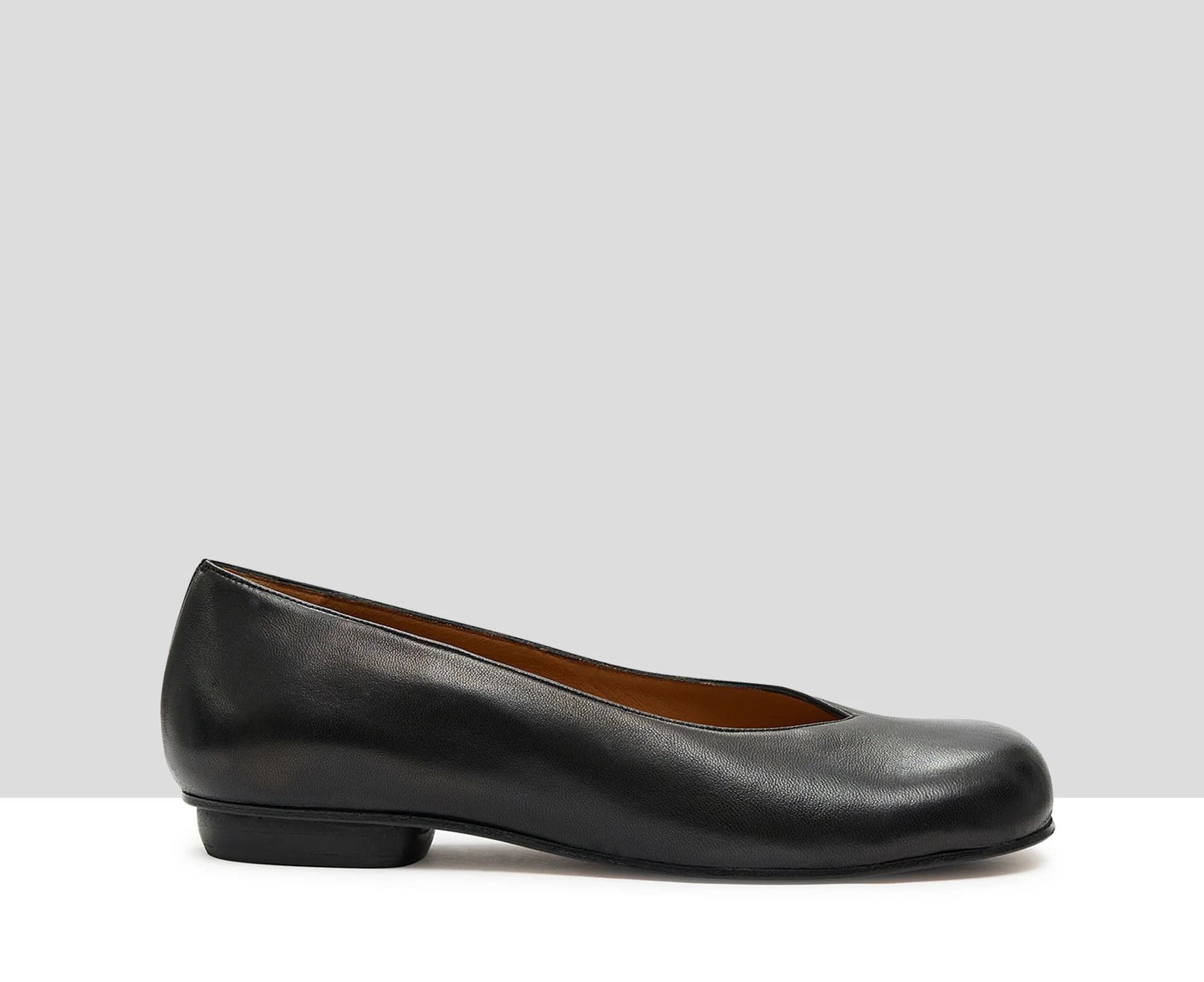 Zapato de mujer en piel con tacón bajo. Kia - Image 2