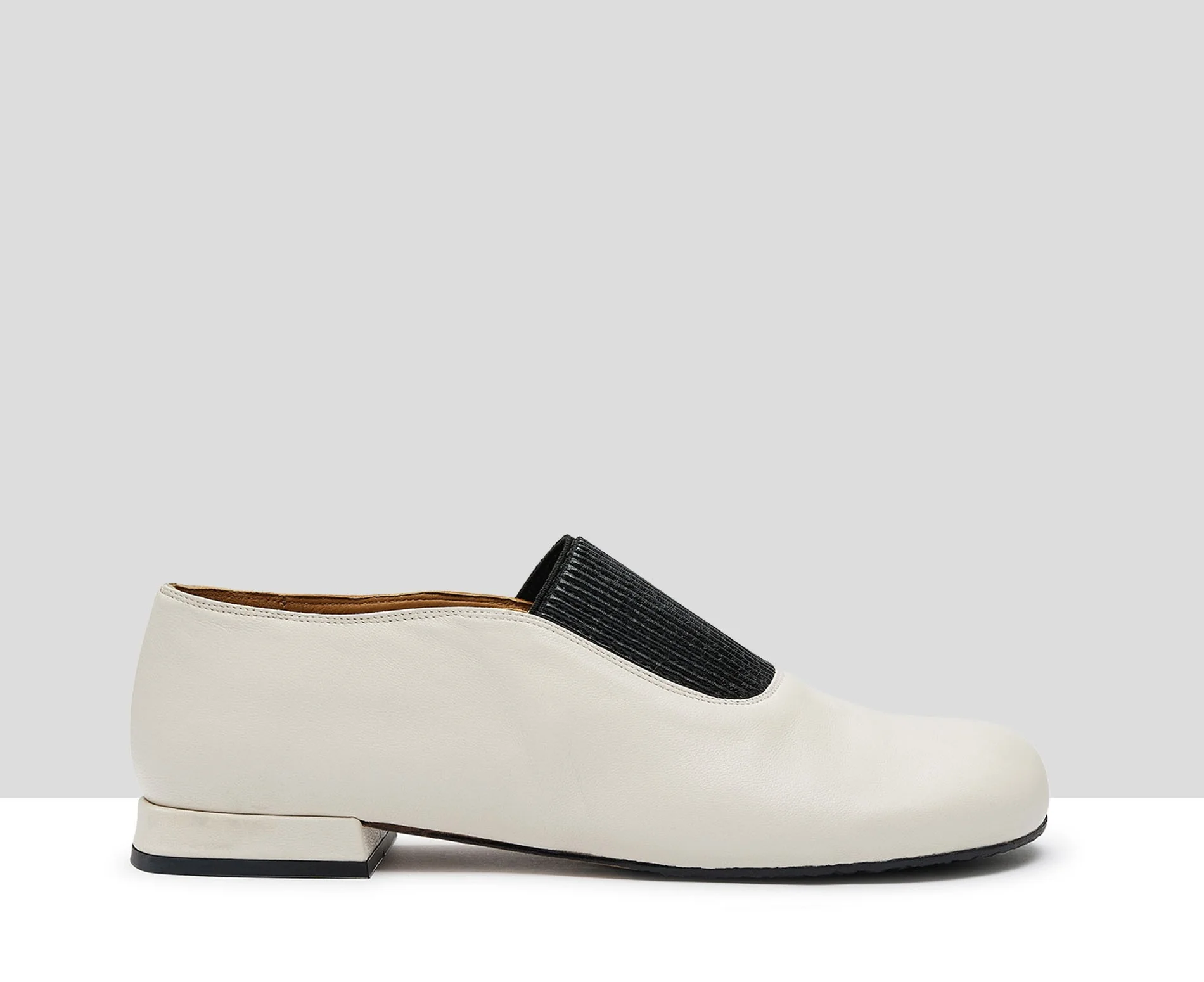 Zapato de mujer en piel con tacón bajo. Kika - Image 2