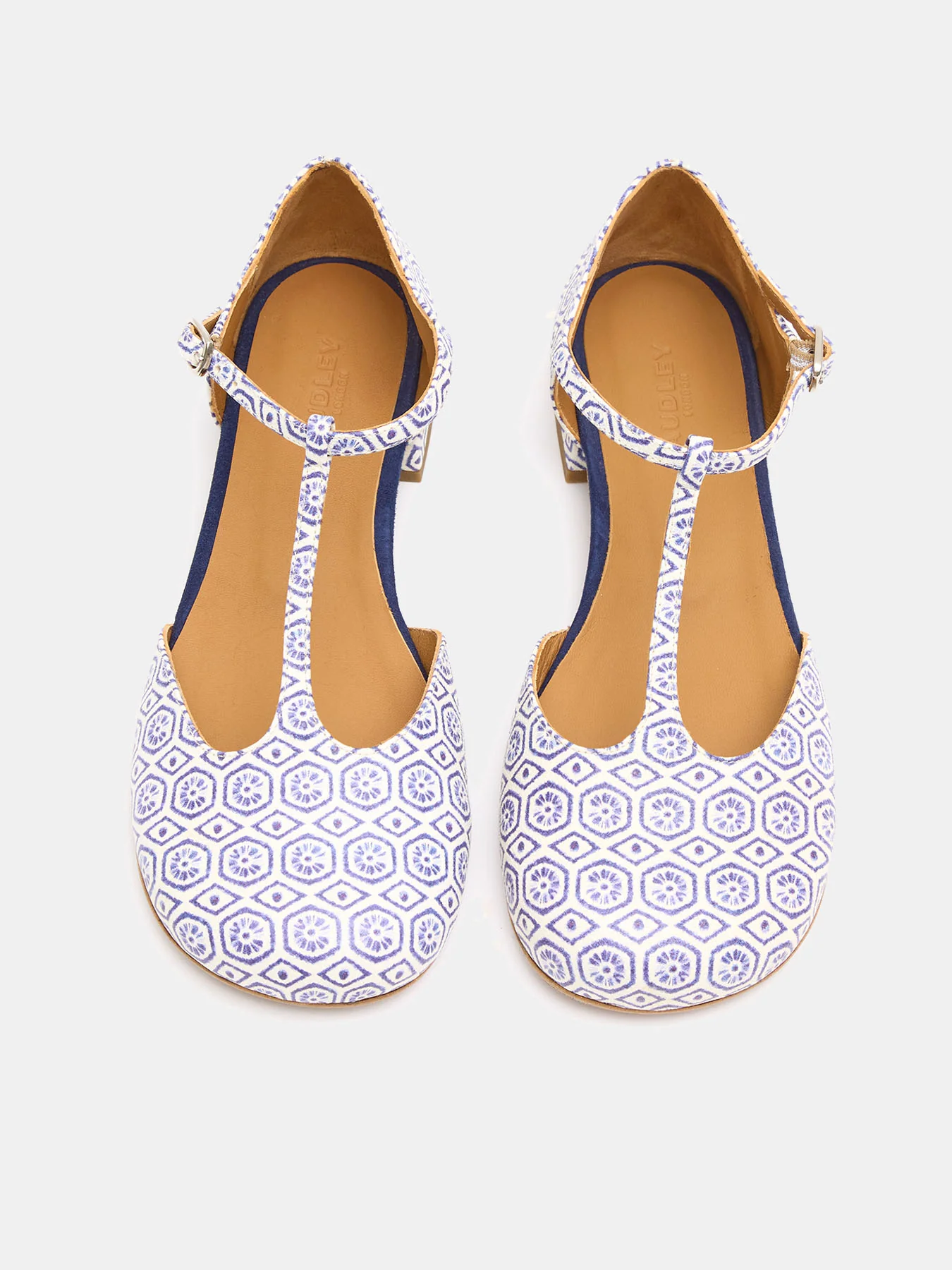 Zapato de mujer en piel con tacón bajo. Layan