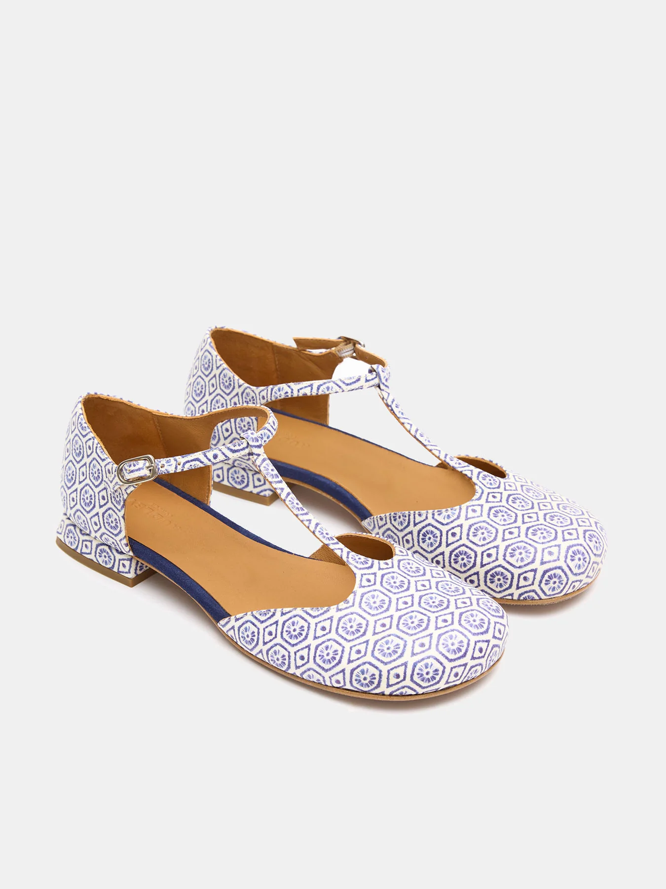 Zapato de mujer en piel con tacón bajo. Layan - Image 3