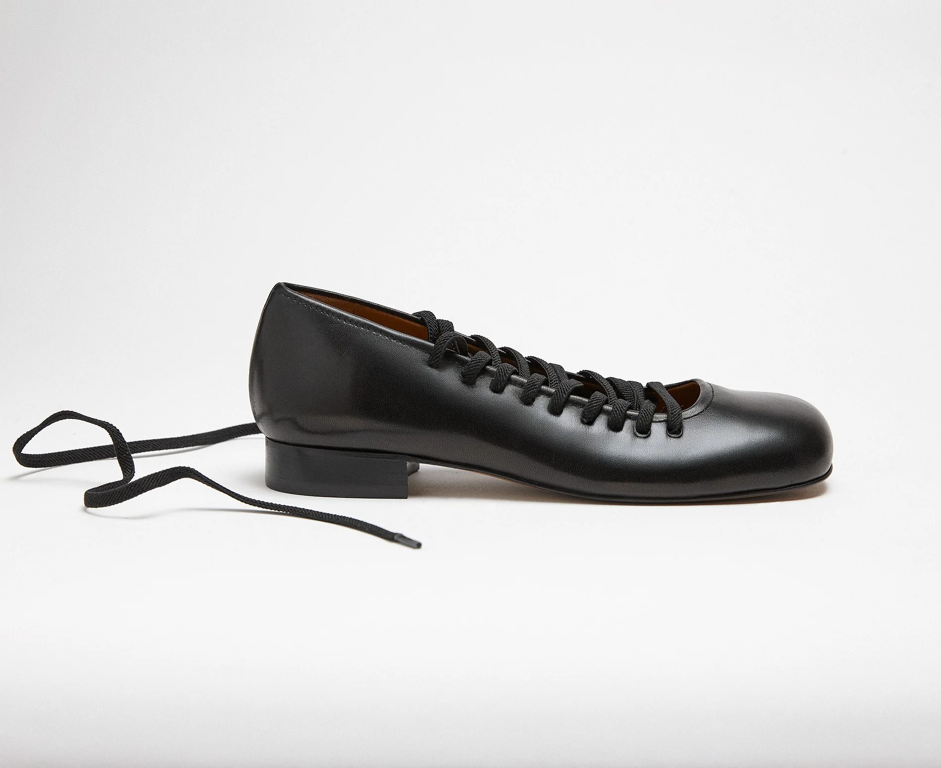 Zapato de mujer en piel con tacón bajo. Lazara
