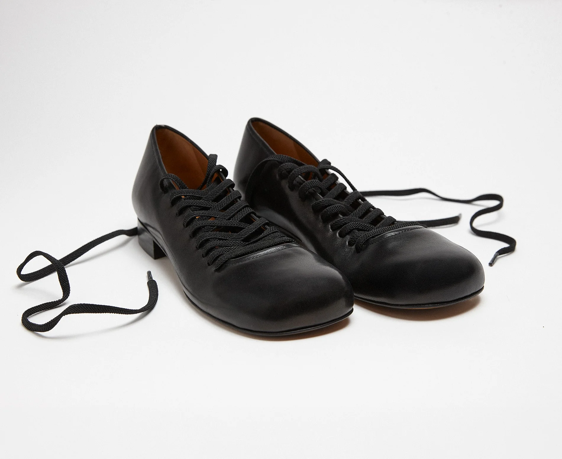 Zapato de mujer en piel con tacón bajo. Lazara - Image 2