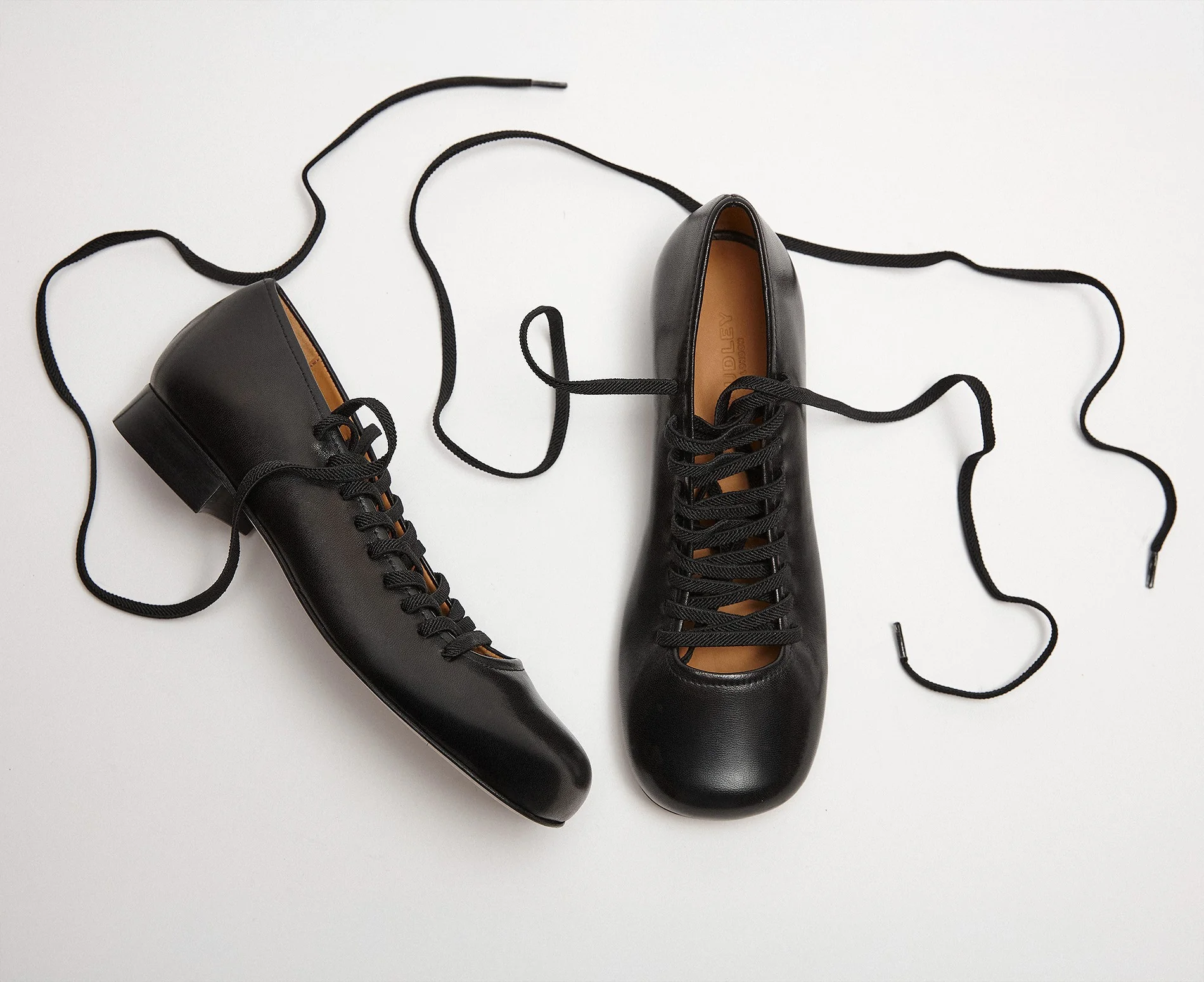 Zapato de mujer en piel con tacón bajo. Lazara - Image 3