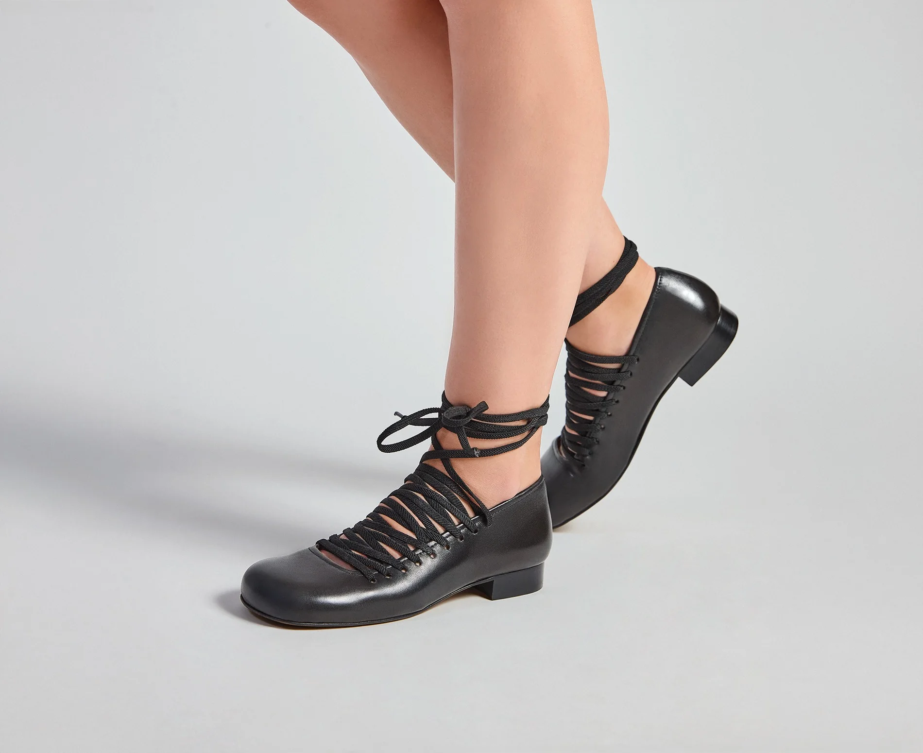 Zapato de mujer en piel con tacón bajo. Lazara - Image 4