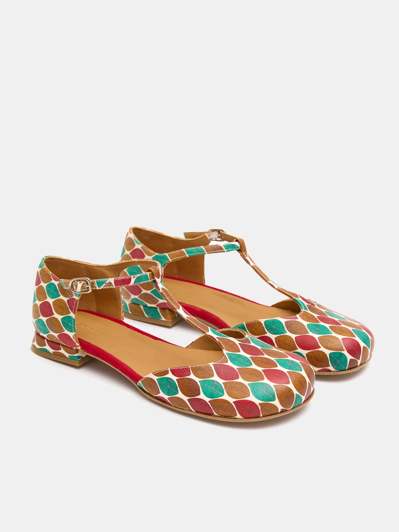 Zapato de mujer en piel con tacón bajo. Libabel