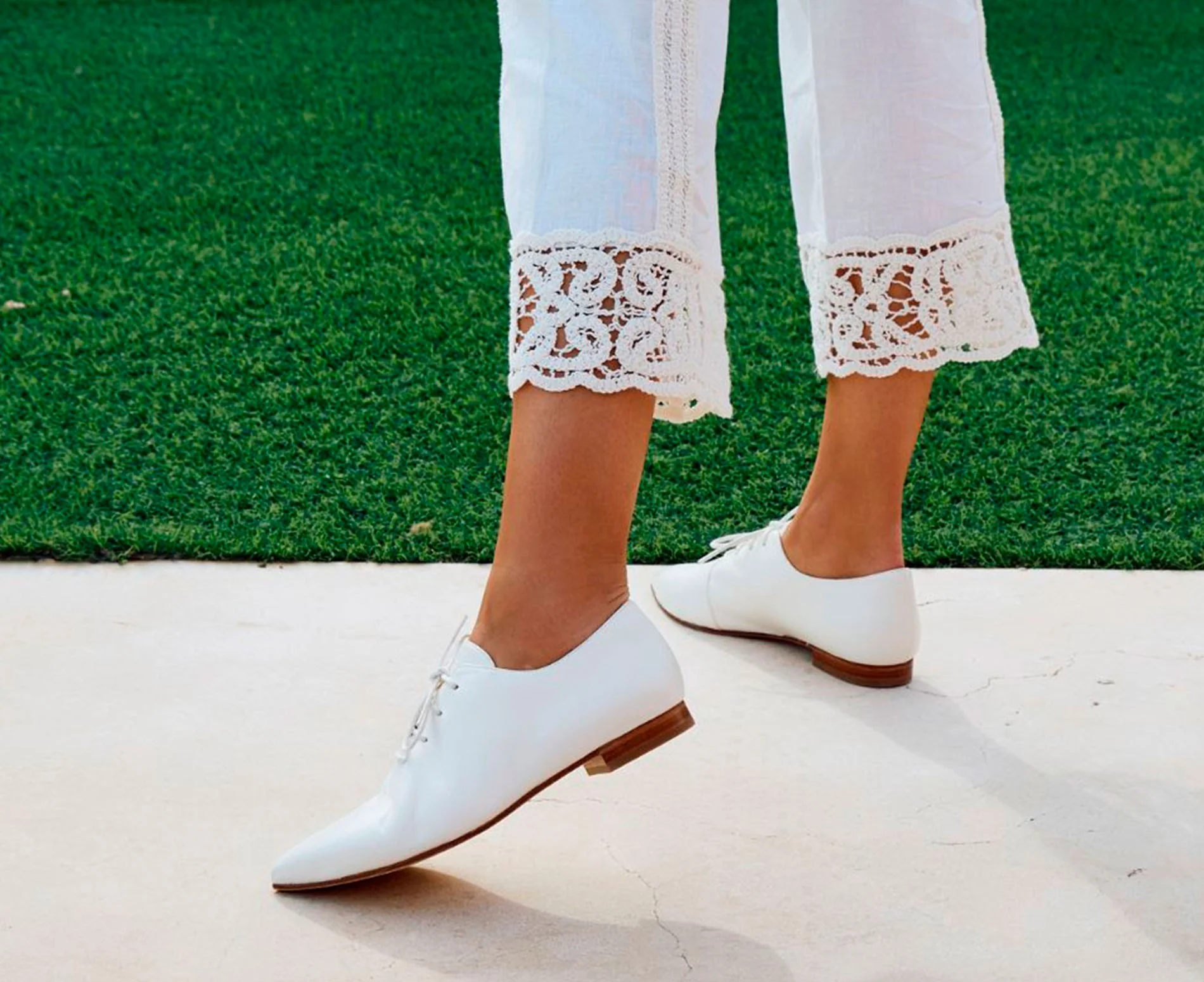 Zapato de mujer en piel con tacón bajo. Lika