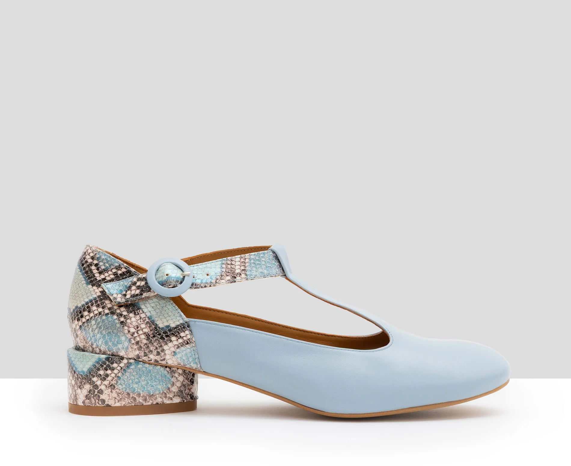 Zapato de mujer en piel con tacón bajo. Linara - Image 4