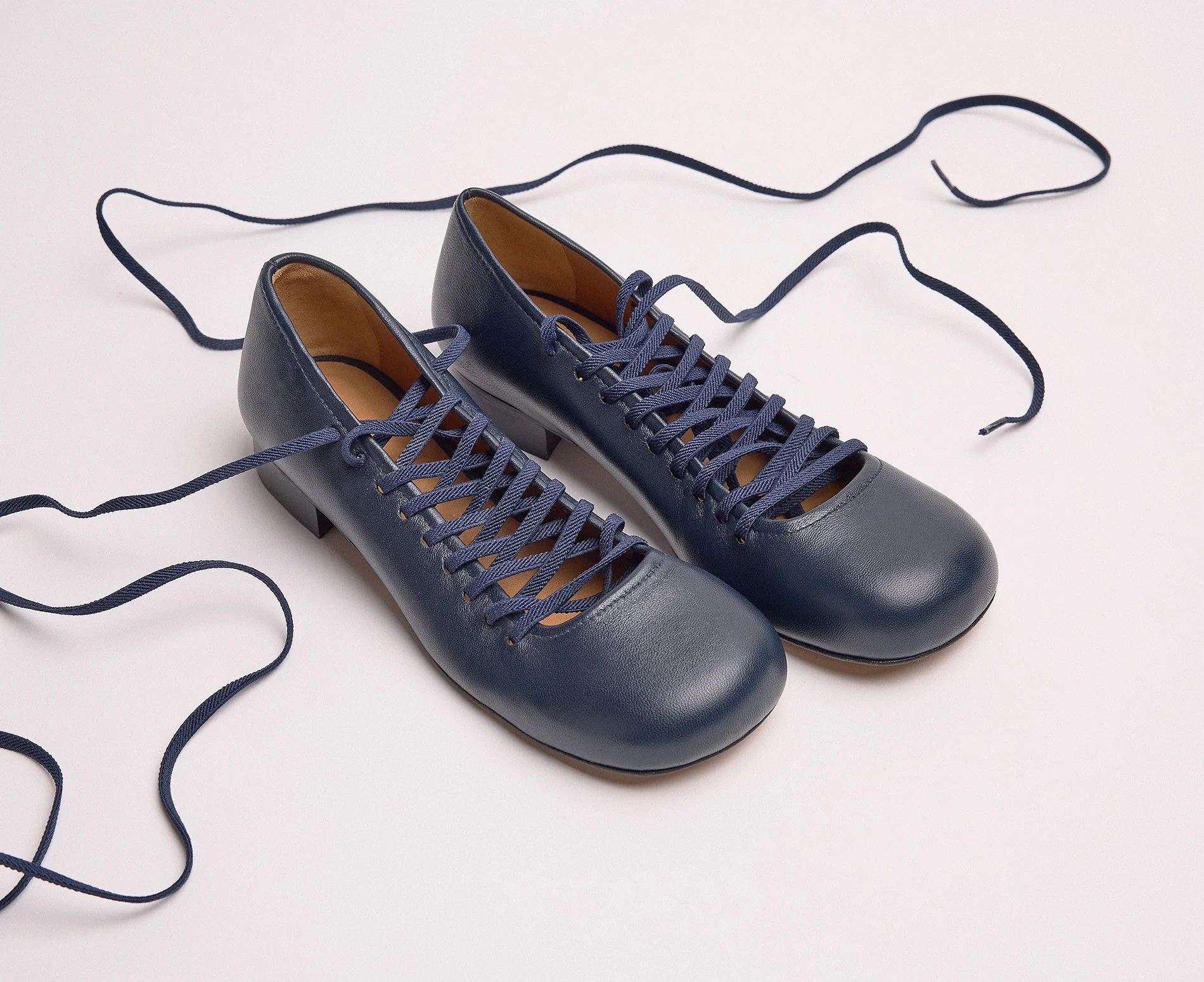 Zapato de mujer en piel con tacón bajo. Lisandra - Image 3