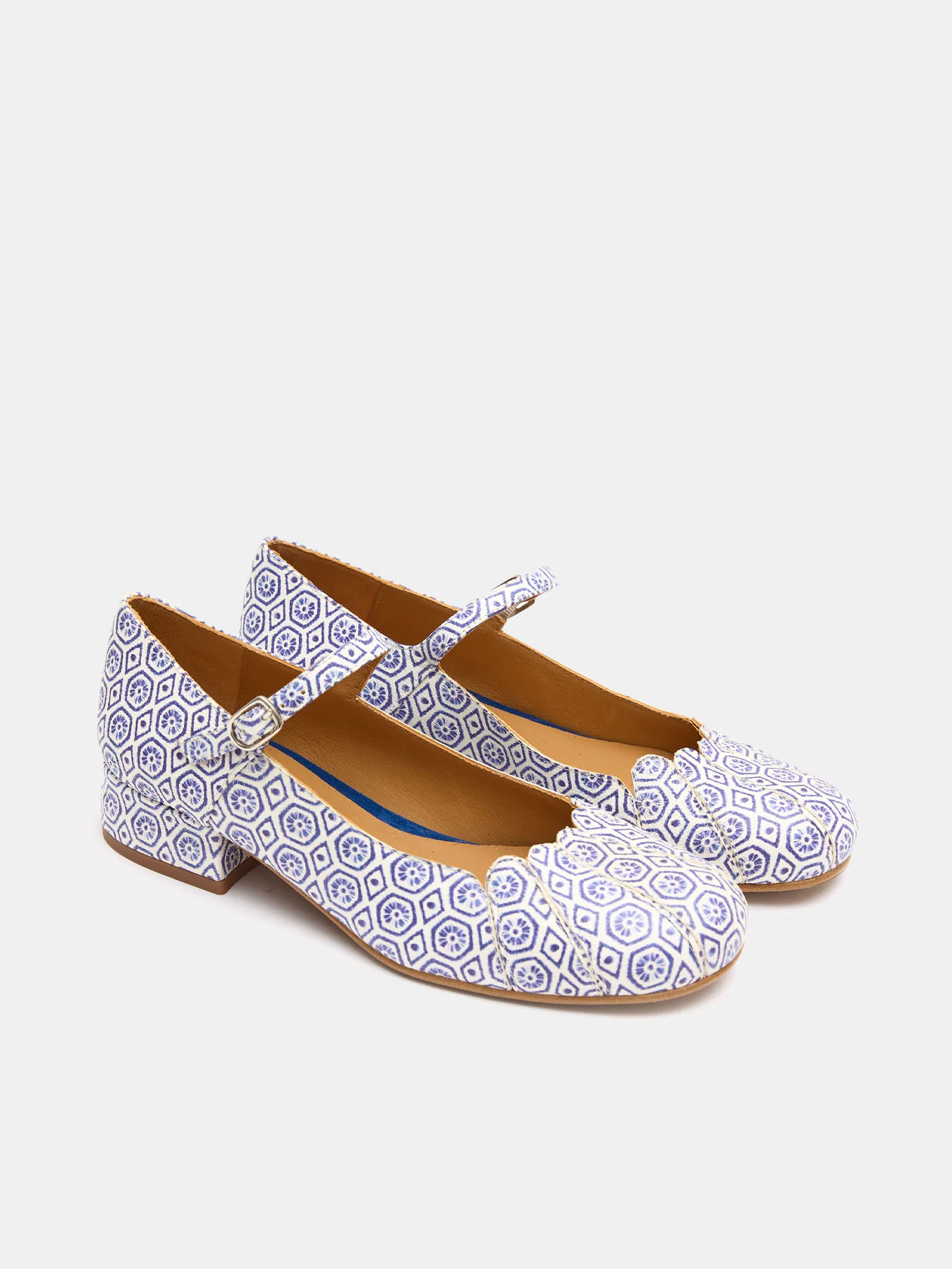 Zapato de mujer en piel con tacón bajo. Liz