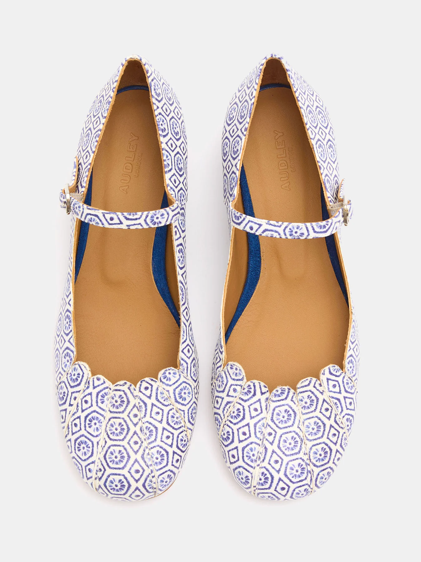 Zapato de mujer en piel con tacón bajo. Liz - Image 3