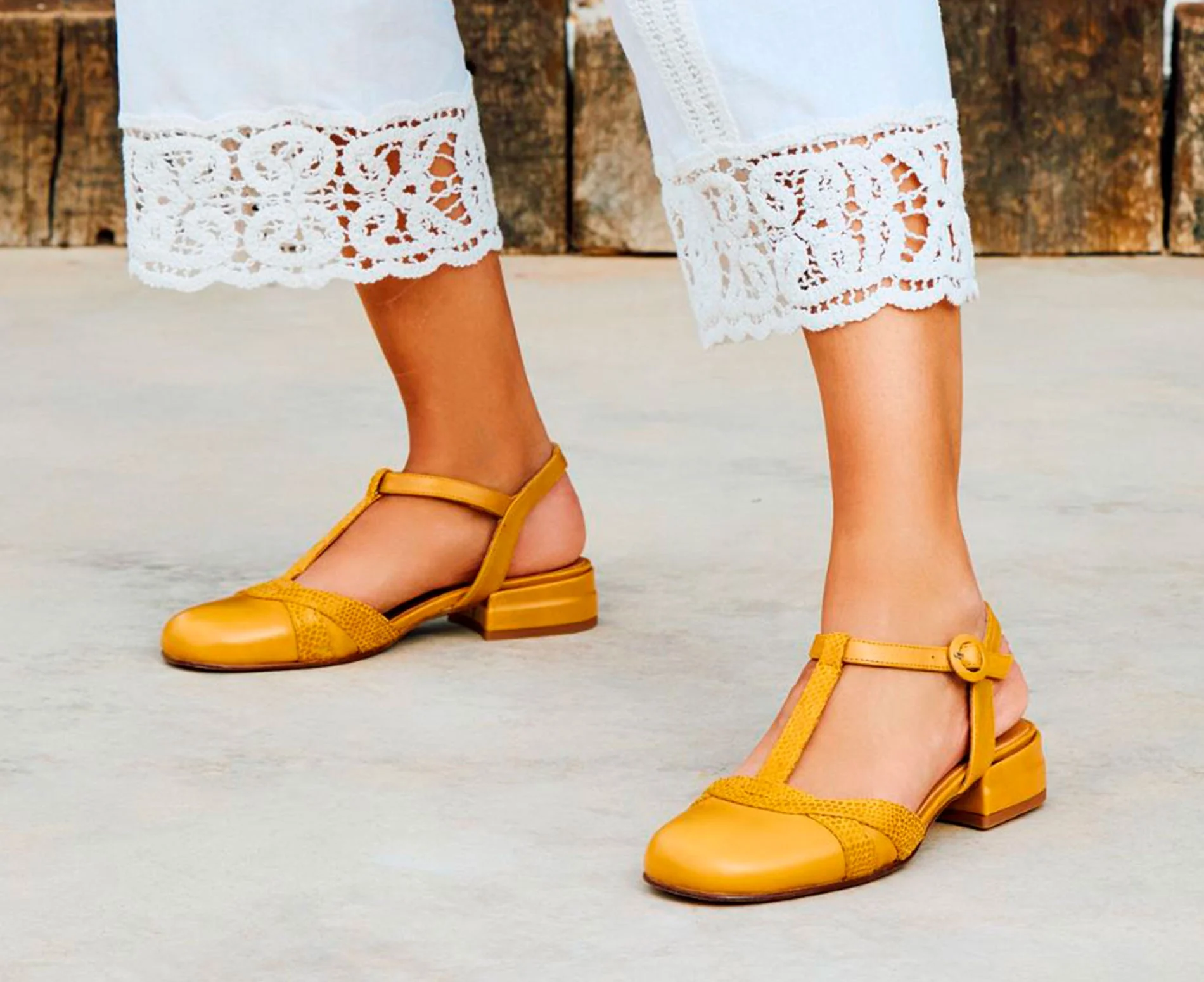 Zapato de mujer en piel con tacón bajo. Llanos