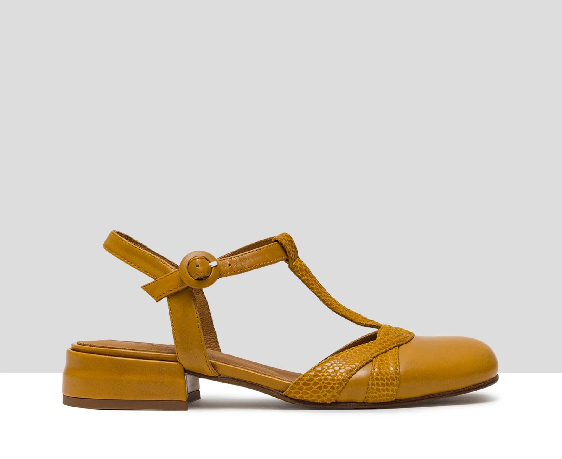 Zapato de mujer en piel con tacón bajo. Llanos - Image 2