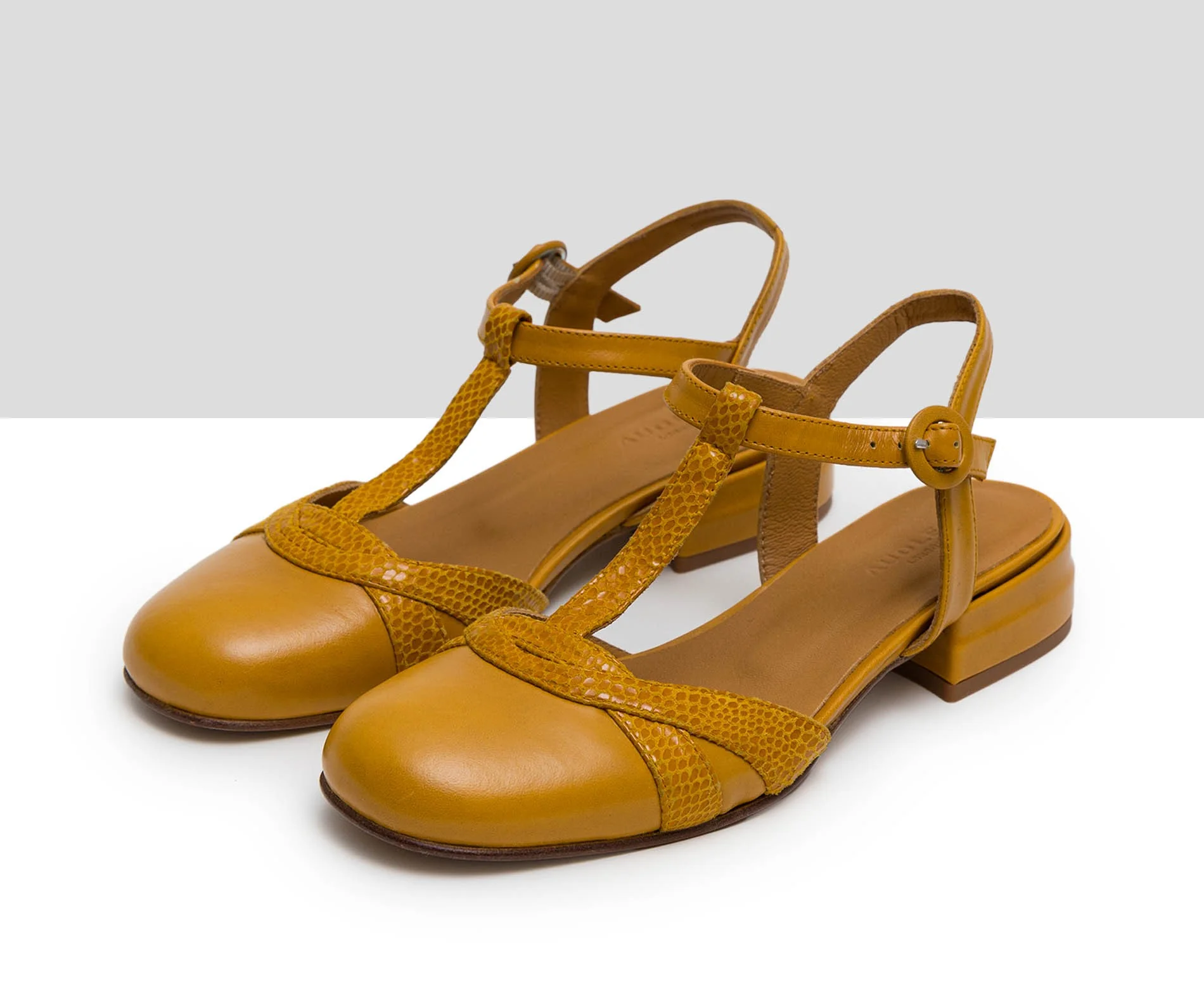 Zapato de mujer en piel con tacón bajo. Llanos - Image 4