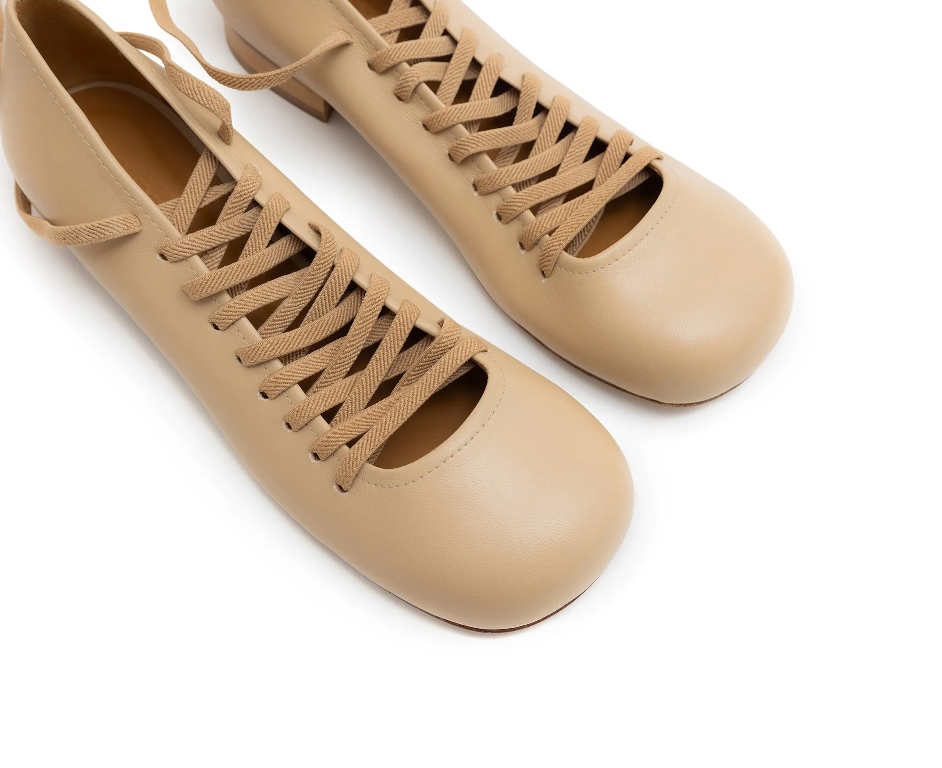 Zapato de mujer en piel con tacón bajo. Lorian - Image 4