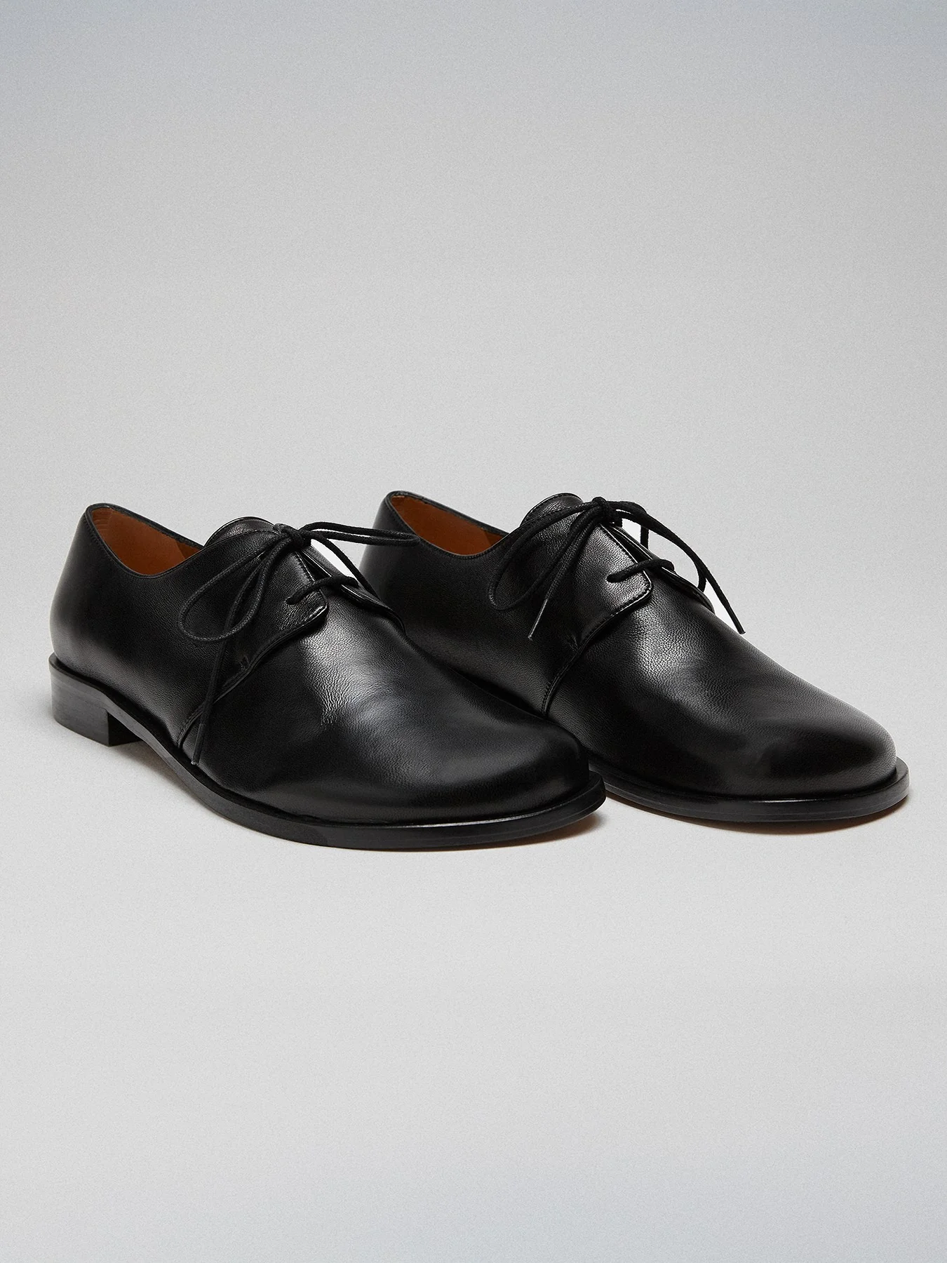 Zapato de mujer en piel con tacón bajo. Mabel