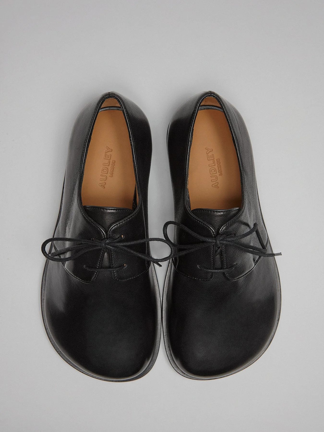 Zapato de mujer en piel con tacón bajo. Mabel - Image 3