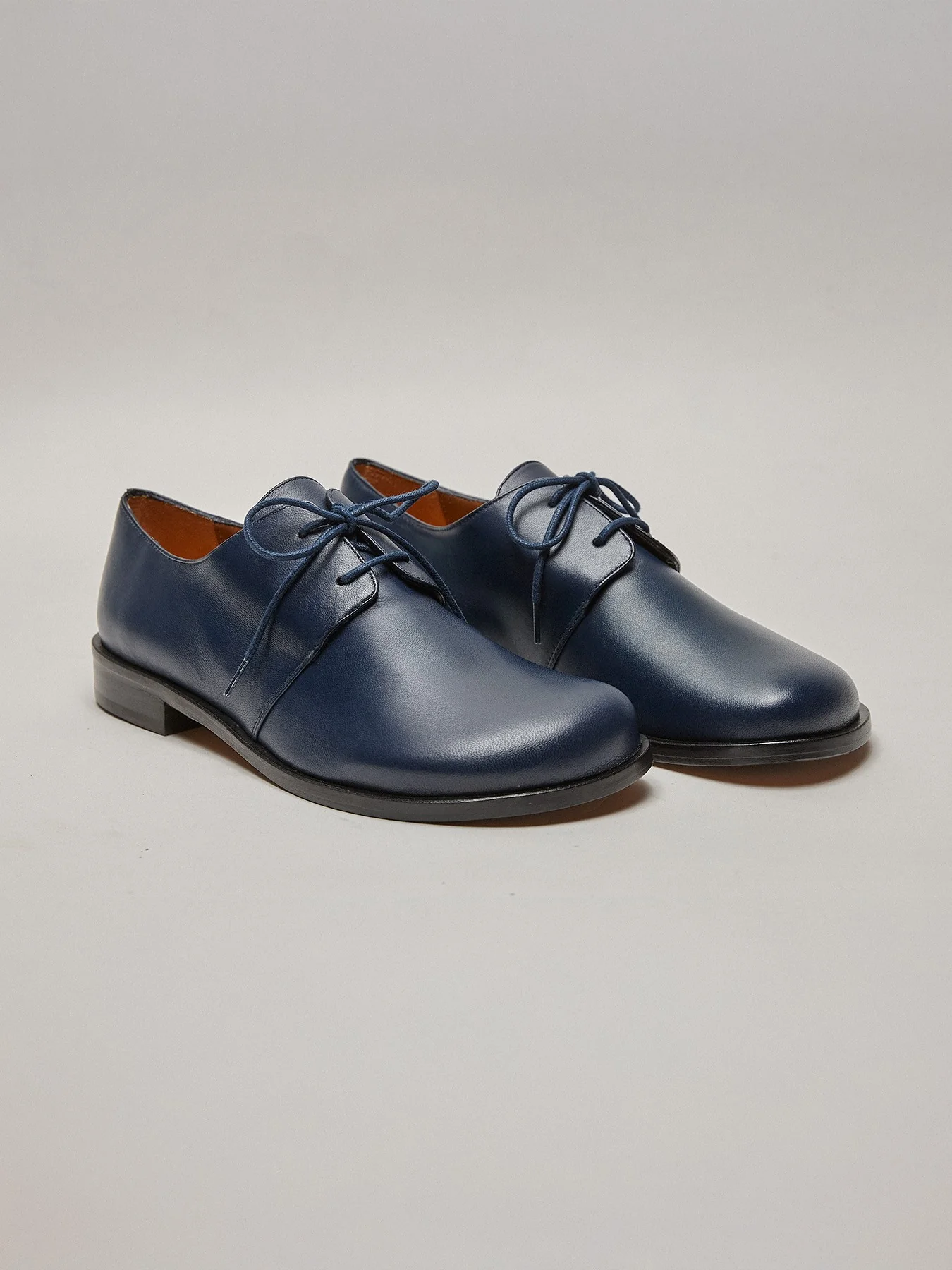 Zapato de mujer en piel con tacón bajo. Madison