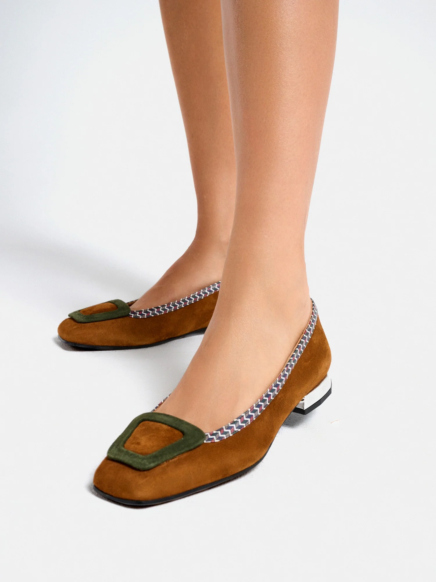 Zapato de mujer en piel con tacón bajo. Maika