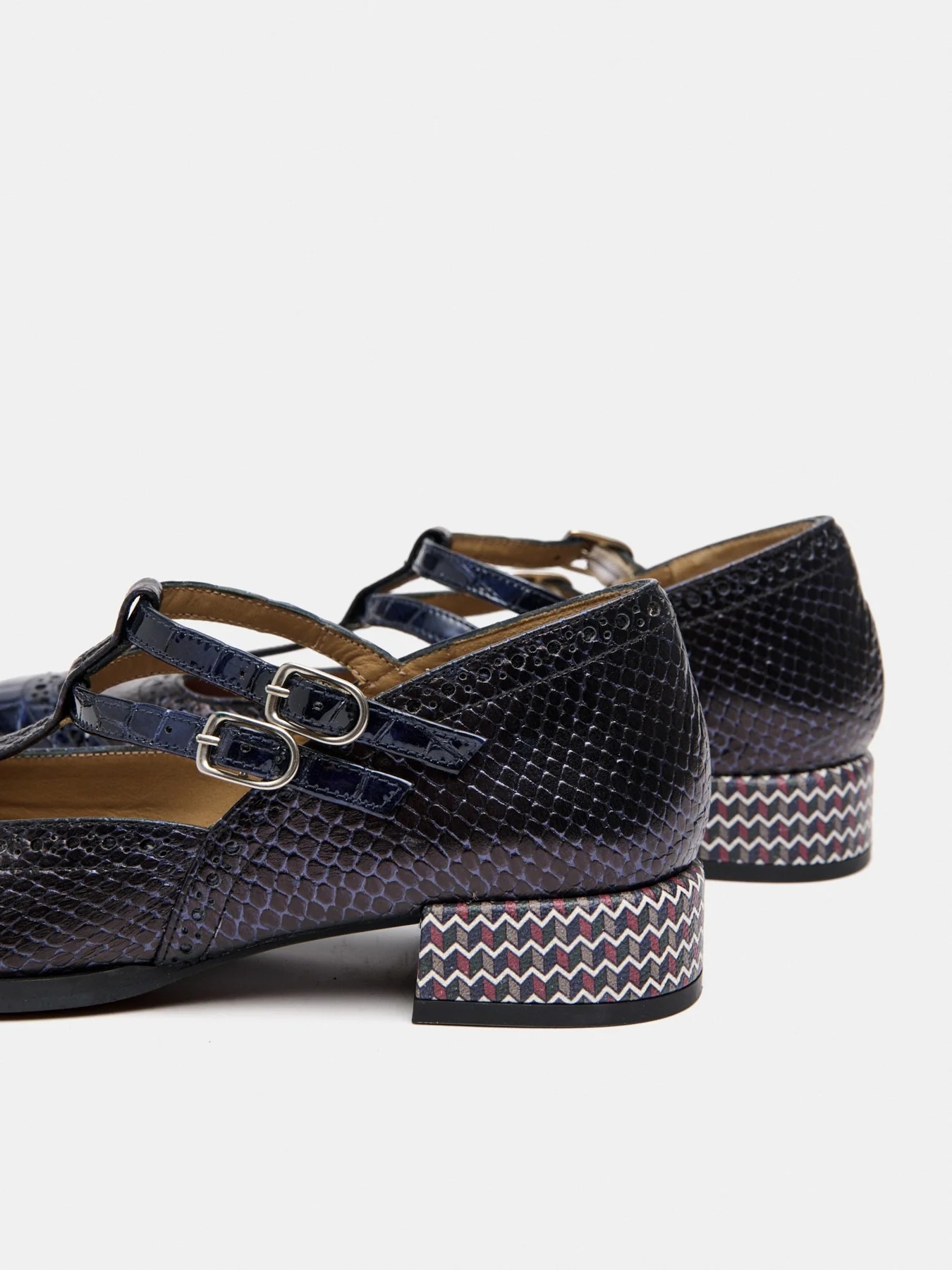 Zapato de mujer en piel con tacón bajo. Mar