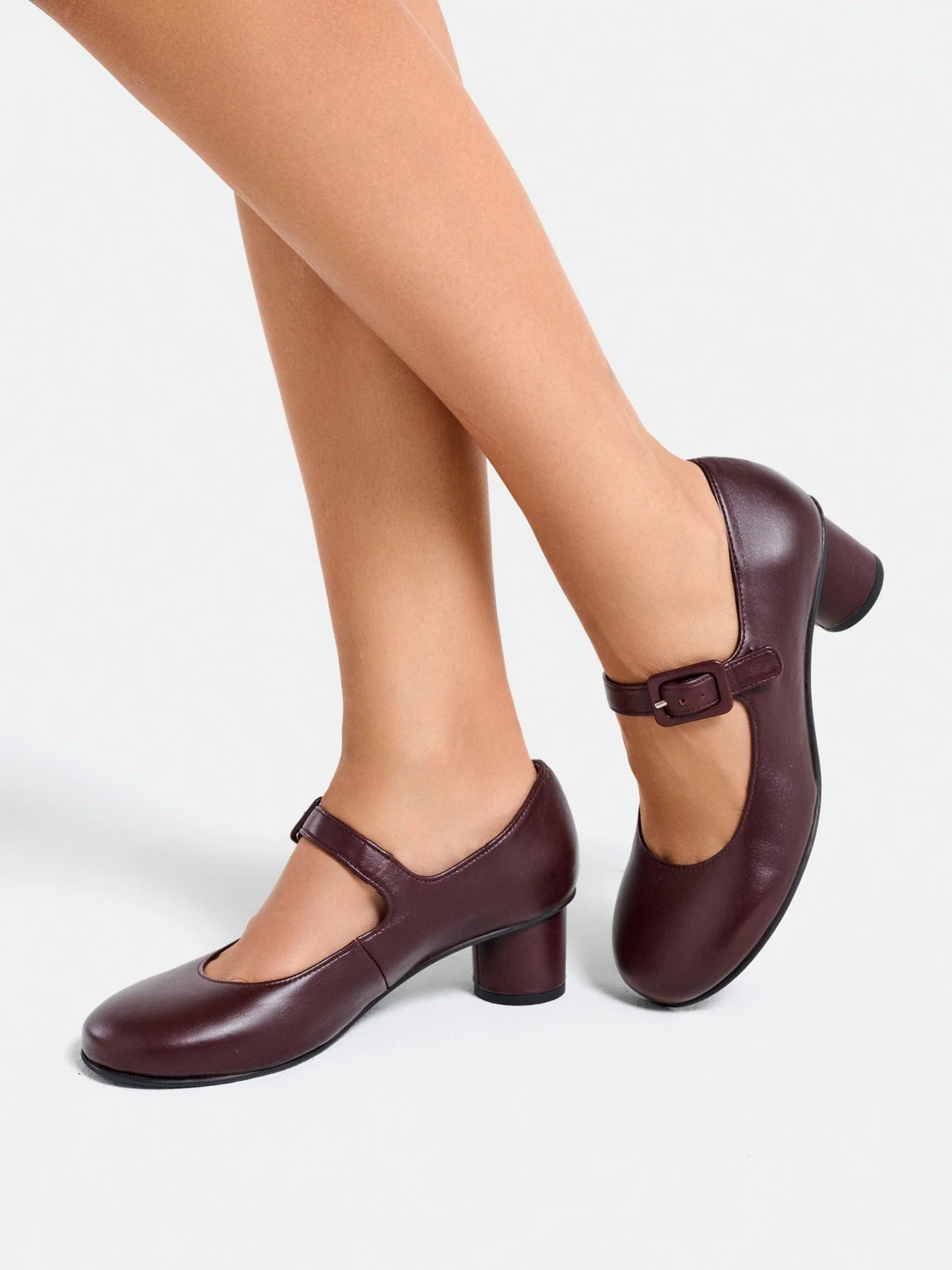Zapato de mujer en piel con tacón bajo. Margit