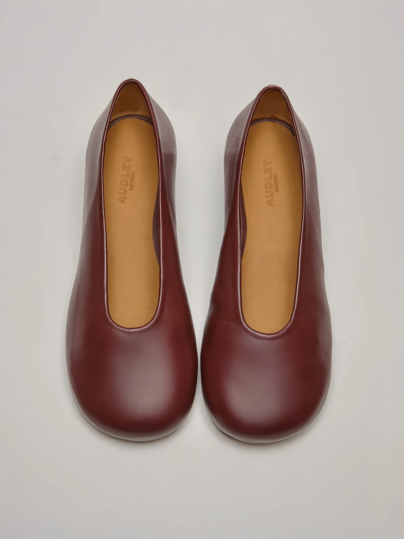 Zapato de mujer en piel con tacón bajo. Marisol
