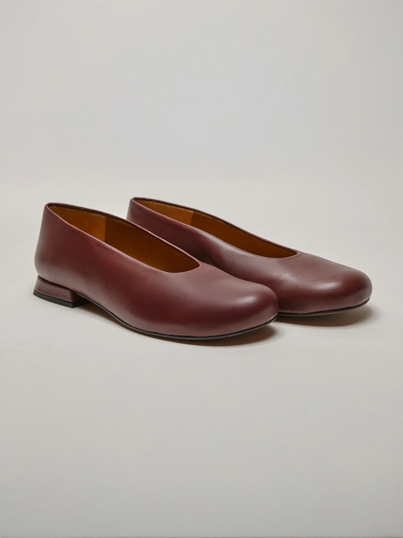 Zapato de mujer en piel con tacón bajo. Marisol - Image 3