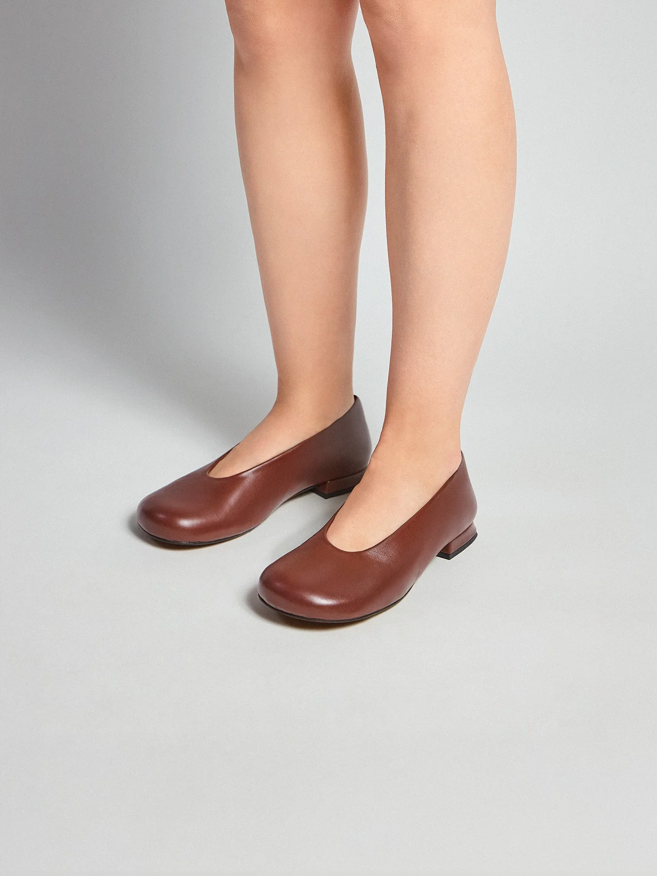 Zapato de mujer en piel con tacón bajo. Marisol - Image 4