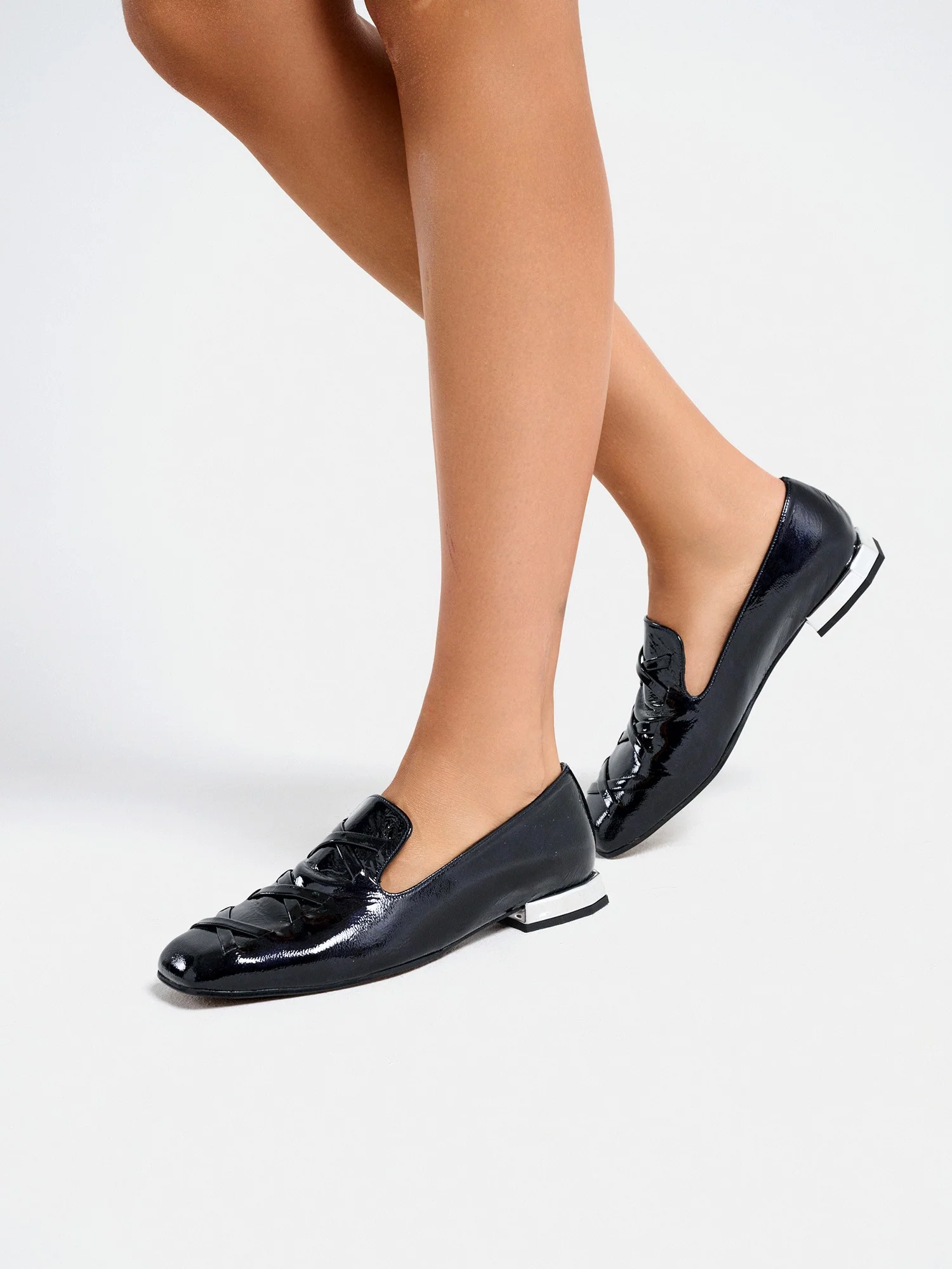 Zapato de mujer en piel con tacón bajo. Marli