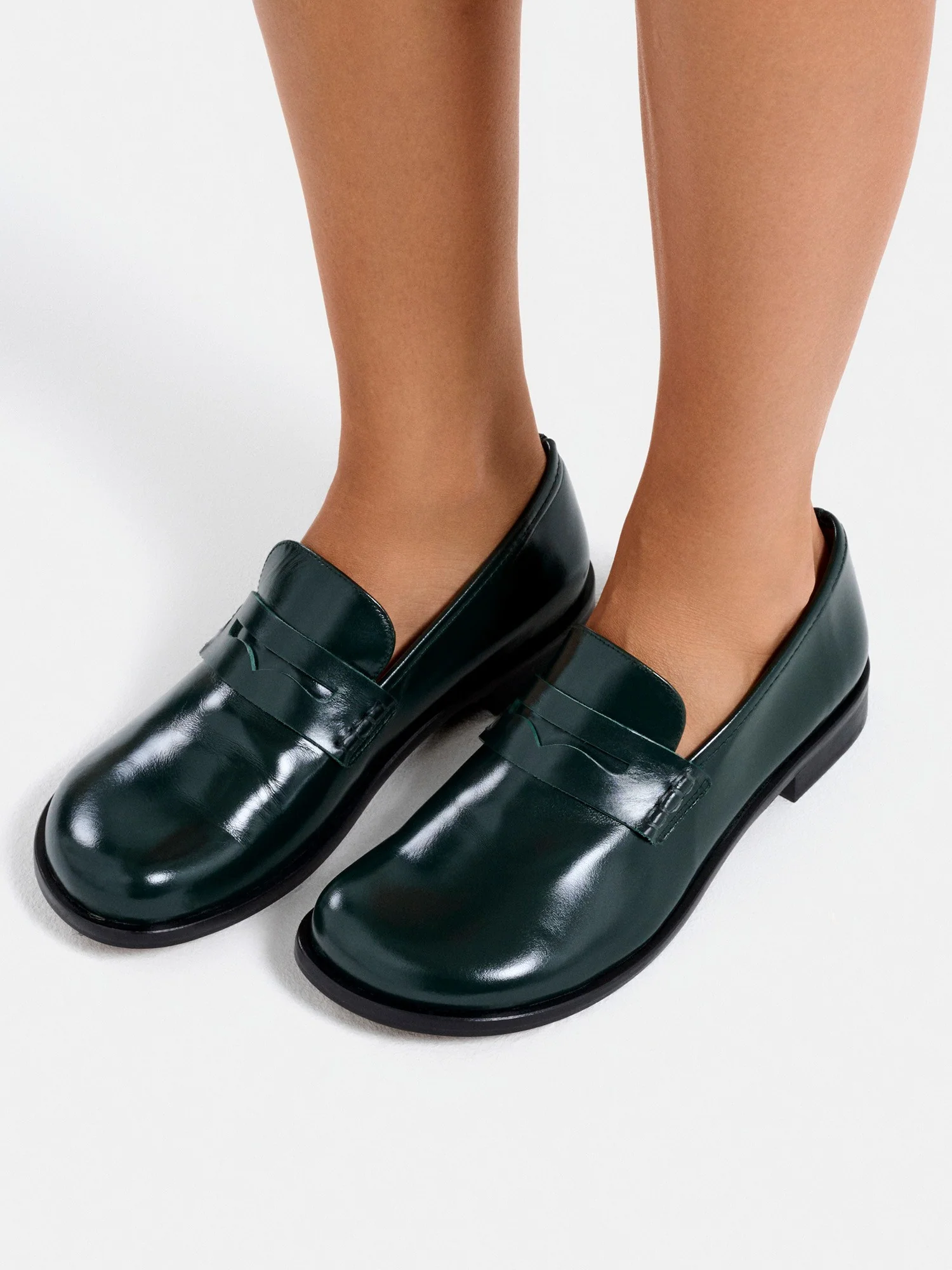Zapato de mujer en piel con tacón bajo. Mattea