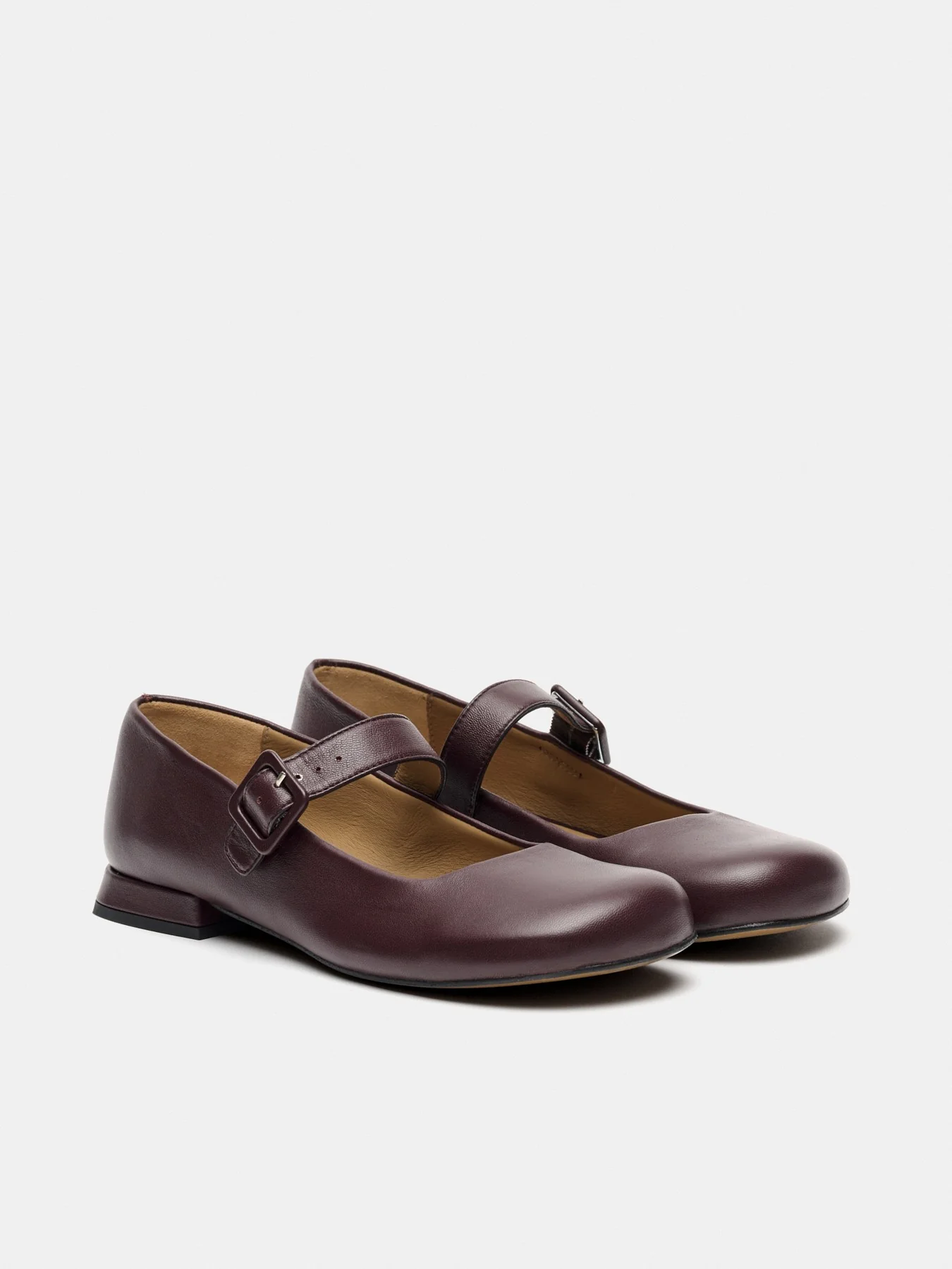 Zapato de mujer en piel con tacón bajo. Mavi