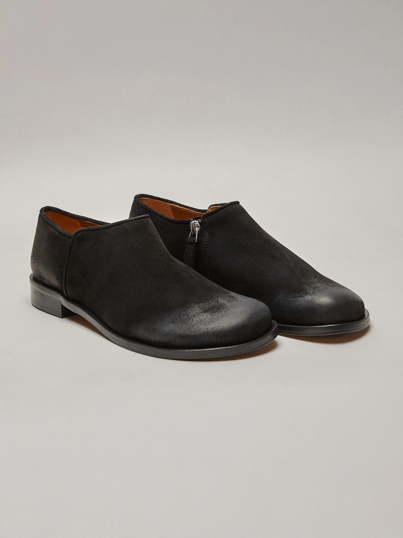 Zapato de mujer en piel con tacón bajo. Meiko
