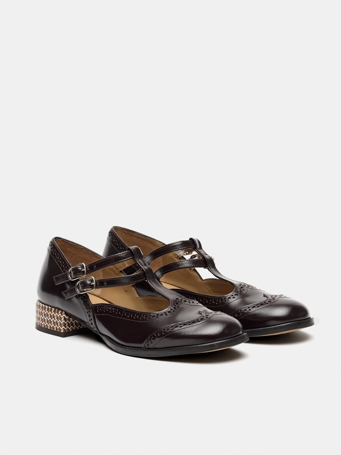Zapato de mujer en piel con tacón bajo. Melisa