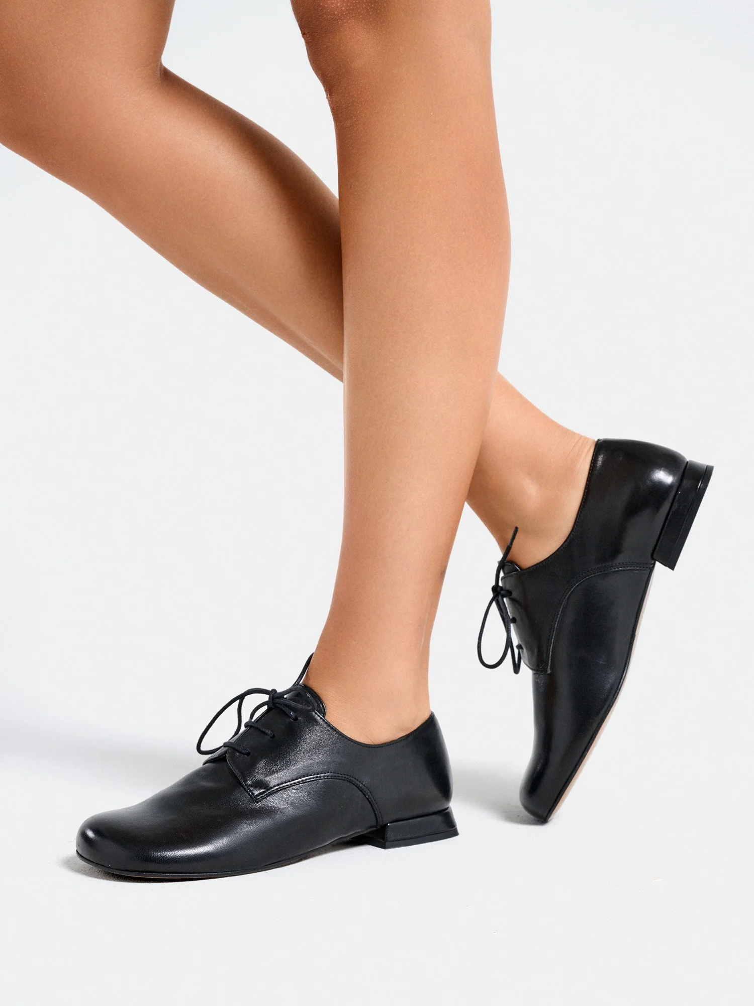 Zapato de mujer en piel con tacón bajo. Melva